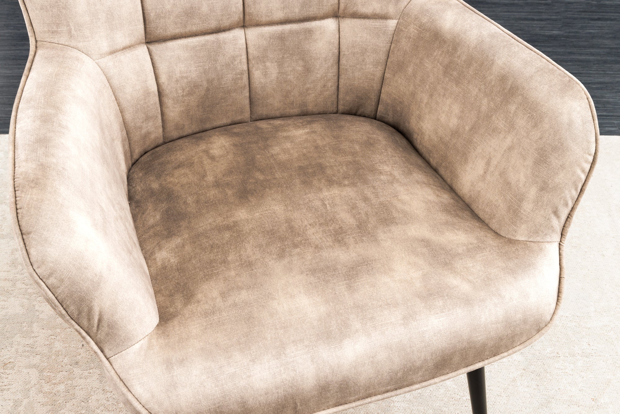 Fauteuil moderne SCANDINAVIA velours beige champagne pieds métal noir avec accoudoirs