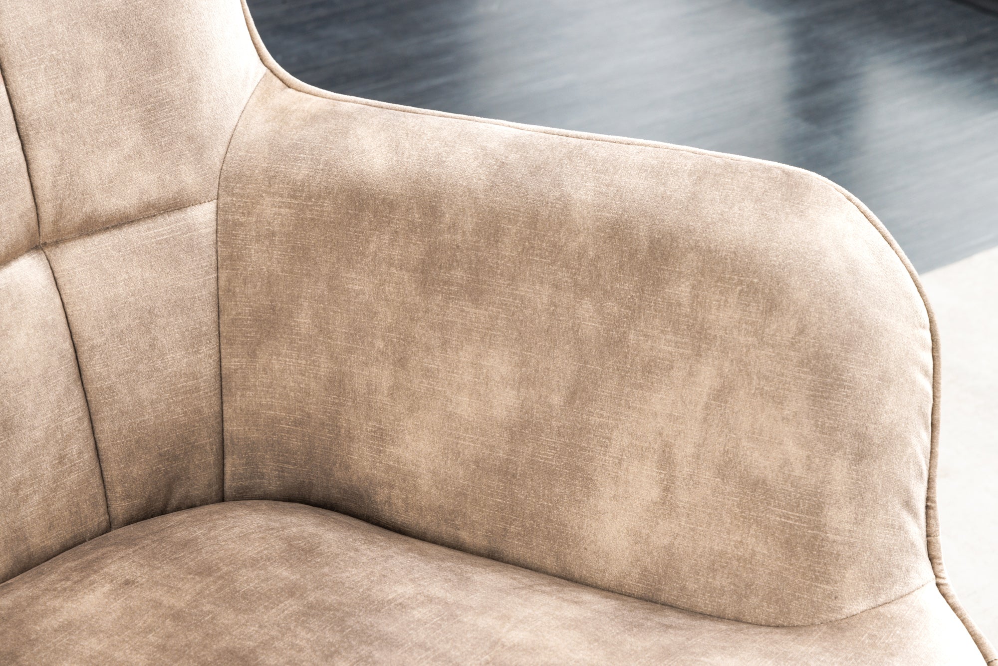 Fauteuil moderne SCANDINAVIA velours beige champagne pieds métal noir avec accoudoirs