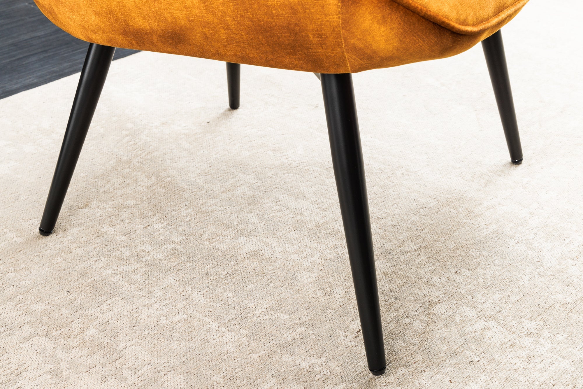 Fauteuil moderne SCANDINAVIA velours jaune moutarde pieds métal noir avec accoudoirs