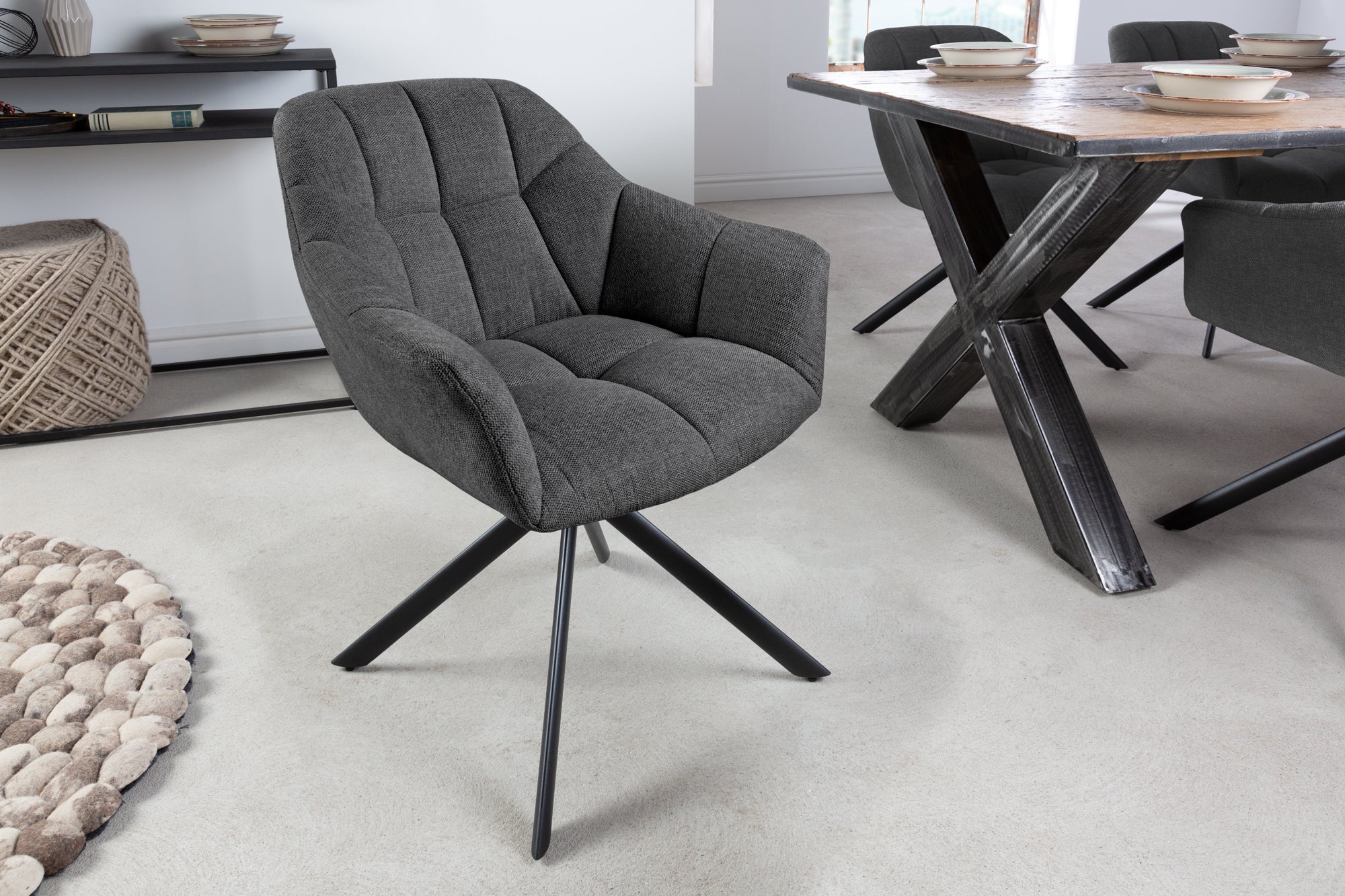 Lote de 2x sillones giratorios PAPILLON de tela texturada antracita con reposabrazos, costuras decorativas, estructura negra