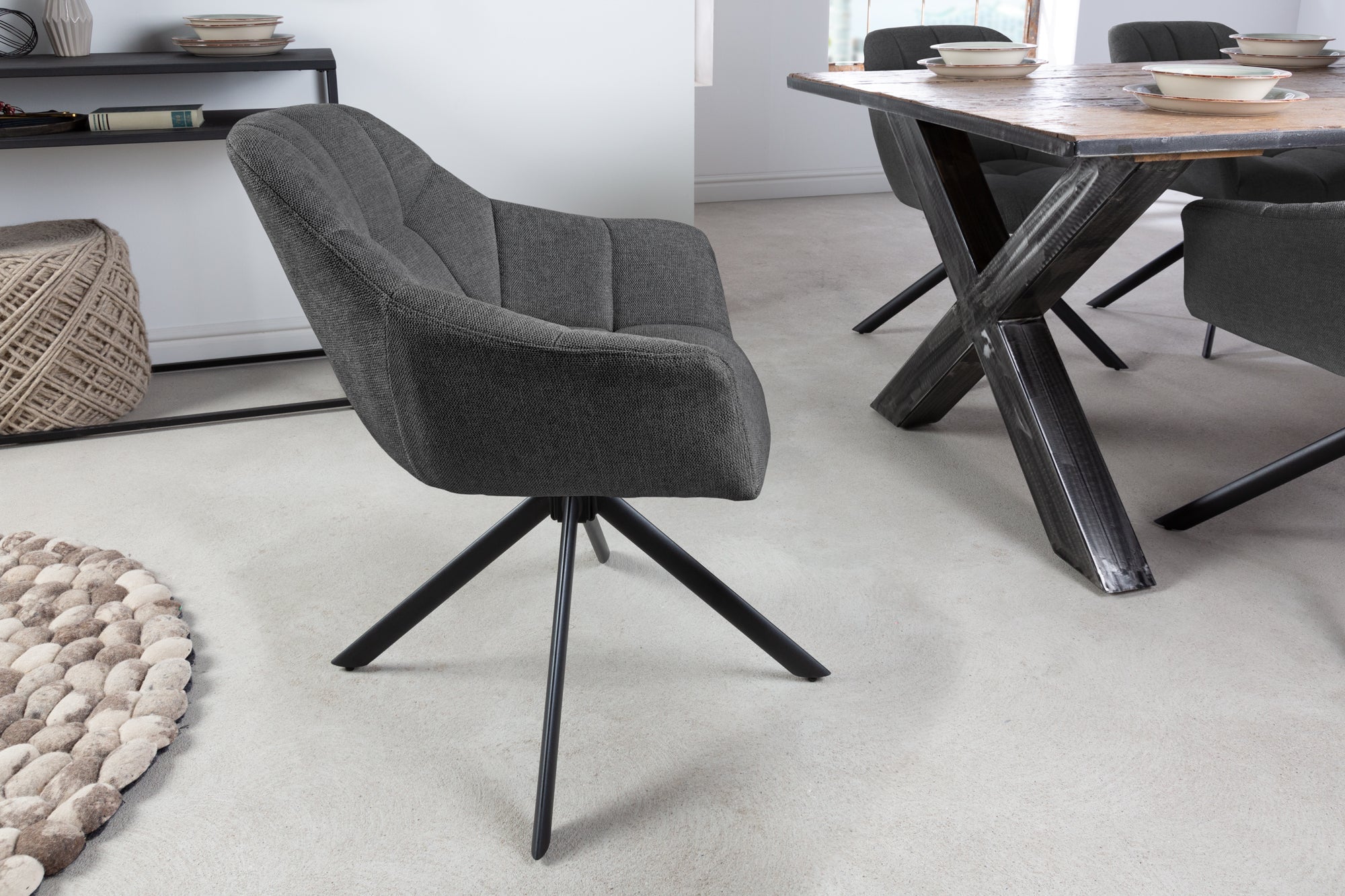 Lote de 2x sillones giratorios PAPILLON de tela texturada antracita con reposabrazos, costuras decorativas, estructura negra