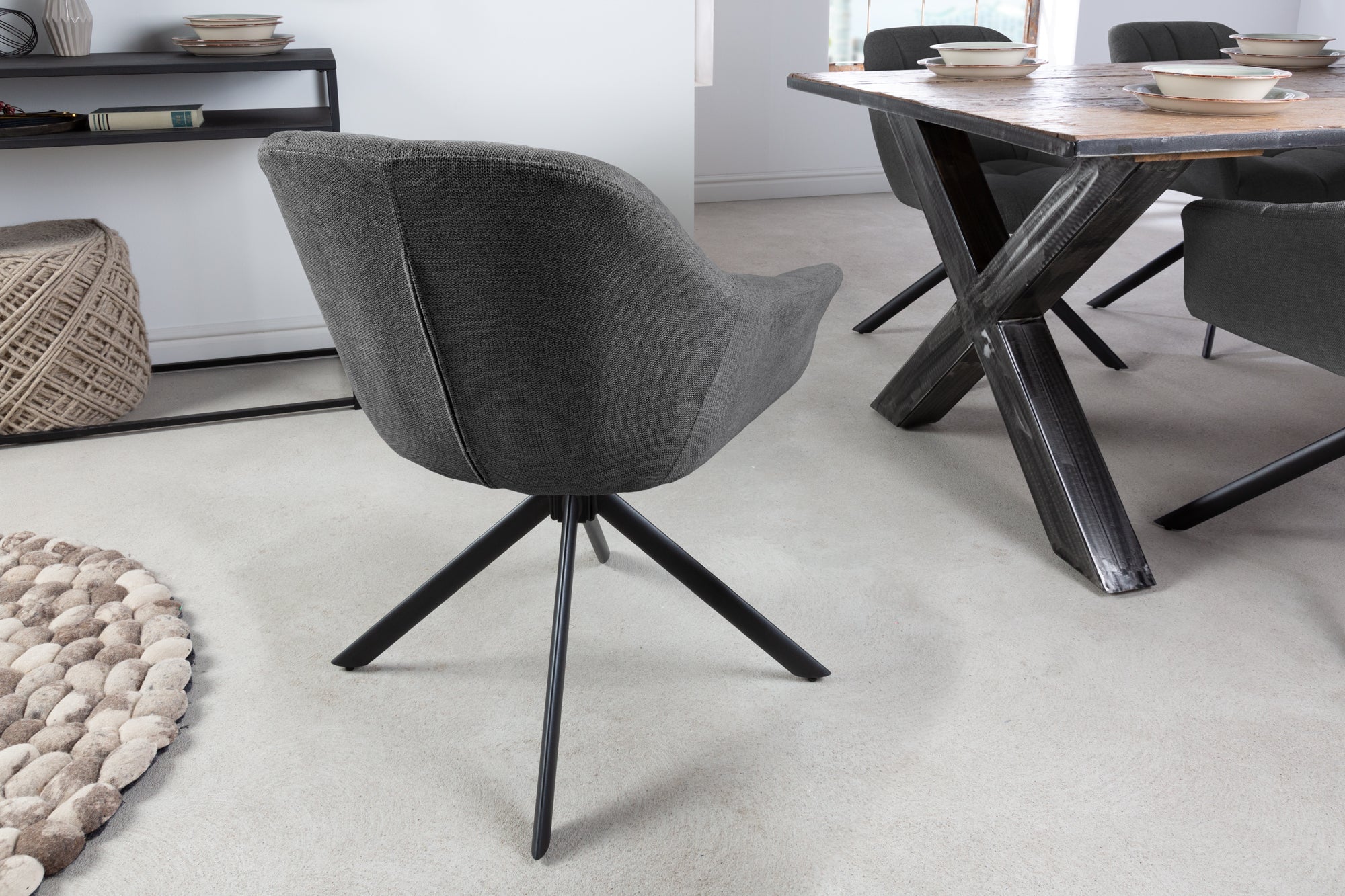 Lote de 2x sillones giratorios PAPILLON de tela texturada antracita con reposabrazos, costuras decorativas, estructura negra