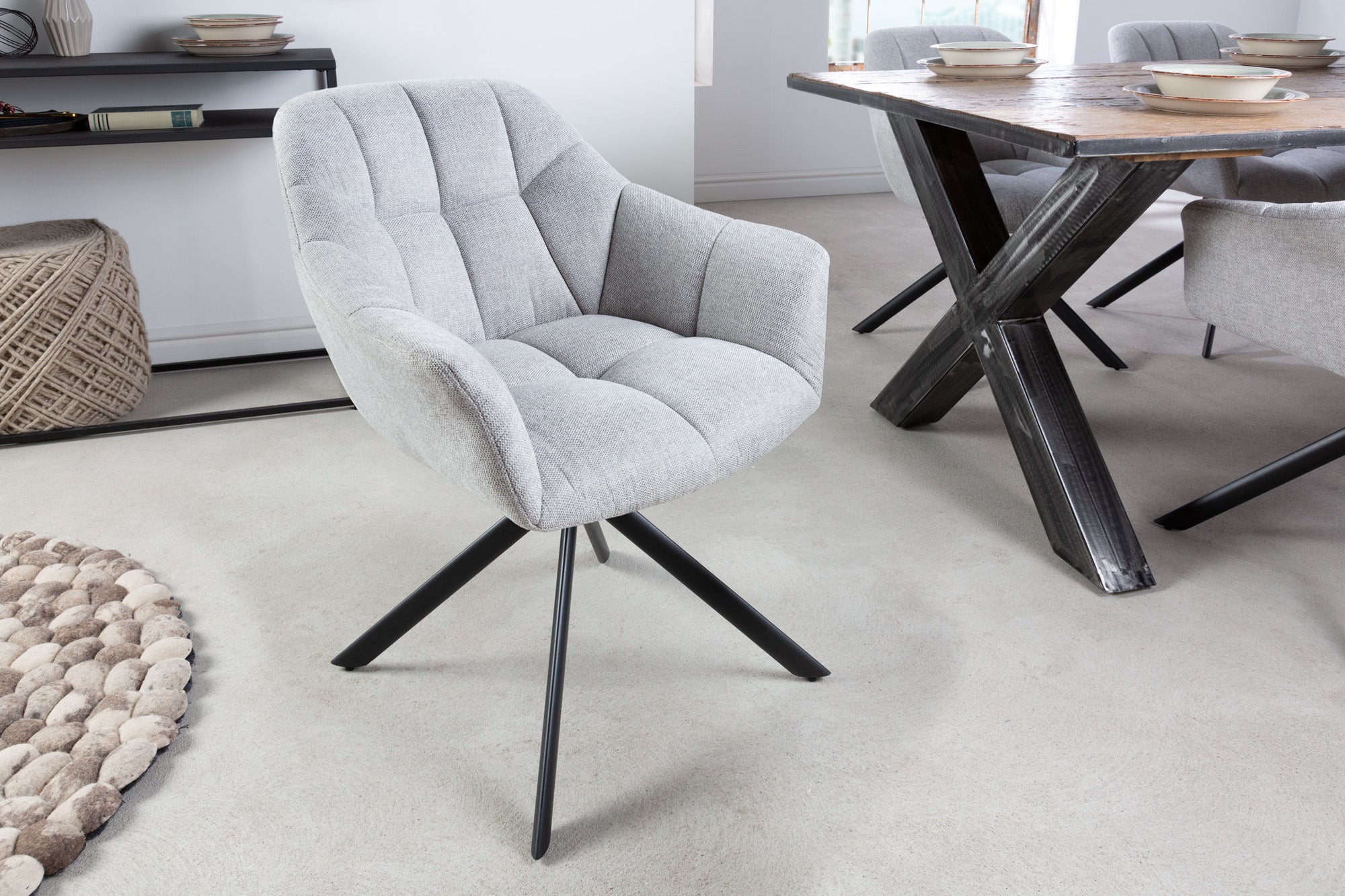 Lote de 2x sillones giratorios PAPILLON de tela texturada gris claro con reposabrazos, costuras decorativas, estructura negra