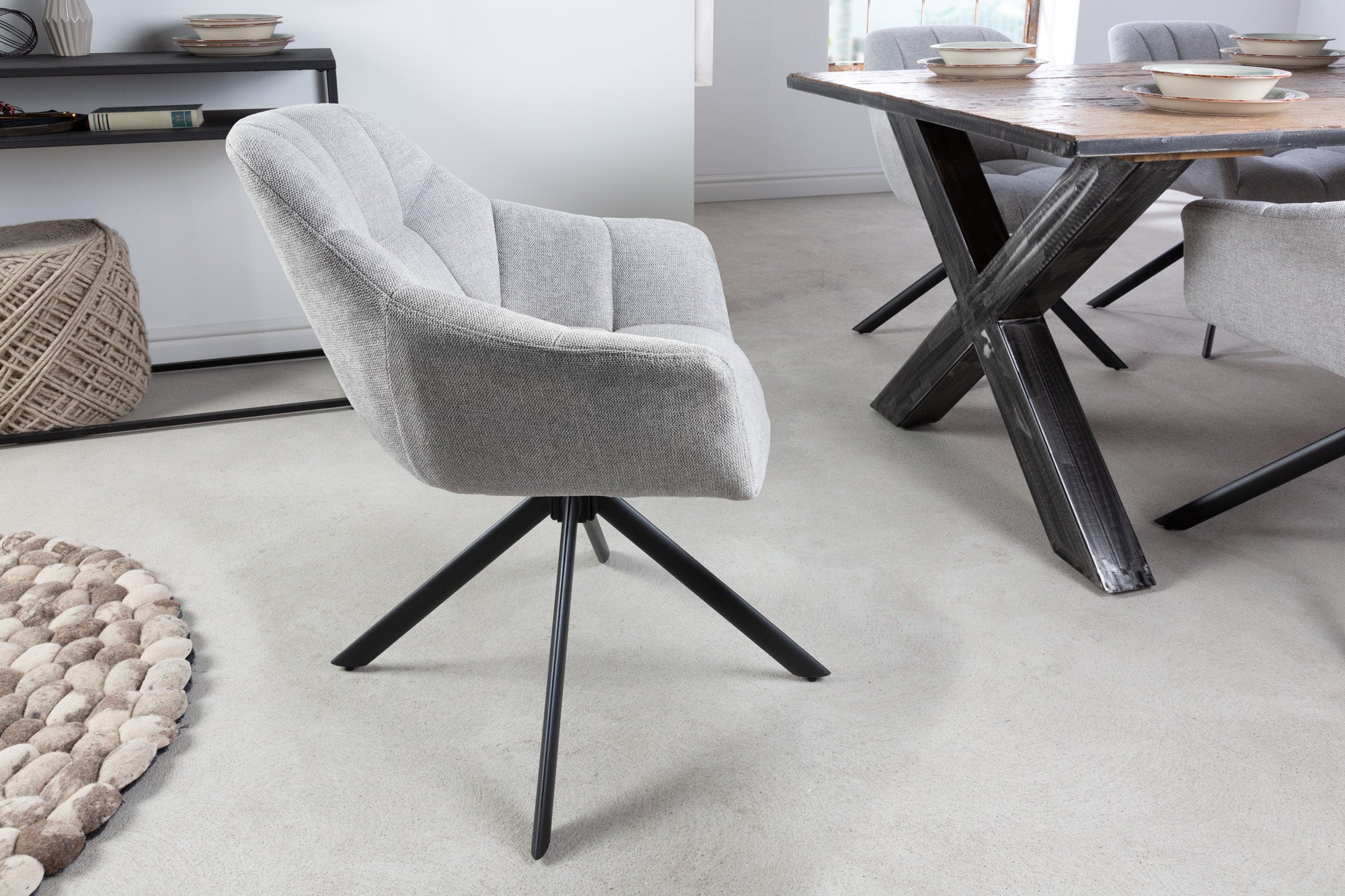 Lote de 2x sillones giratorios PAPILLON de tela texturada gris claro con reposabrazos, costuras decorativas, estructura negra