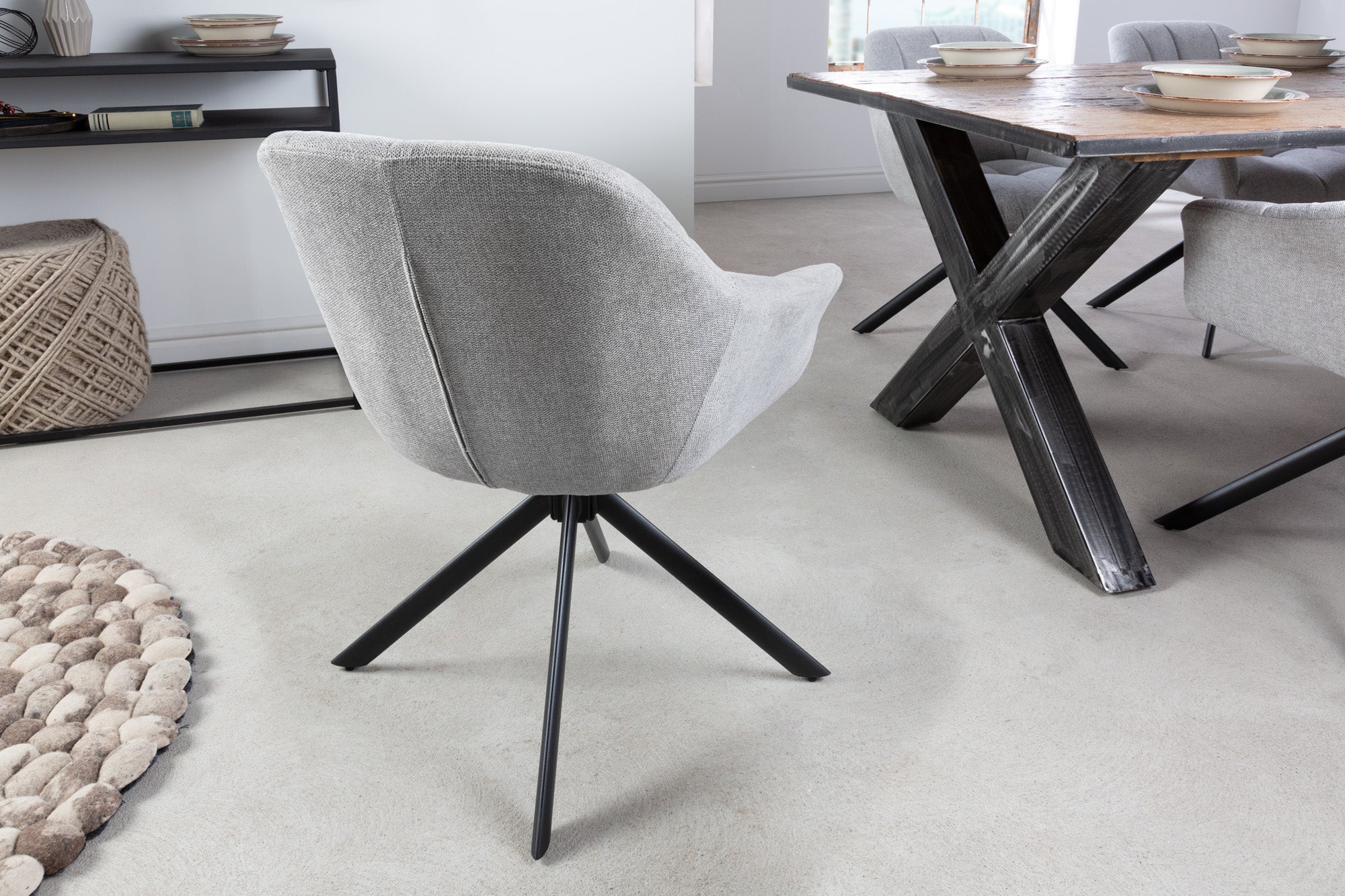 Lote de 2x sillones giratorios PAPILLON de tela texturada gris claro con reposabrazos, costuras decorativas, estructura negra