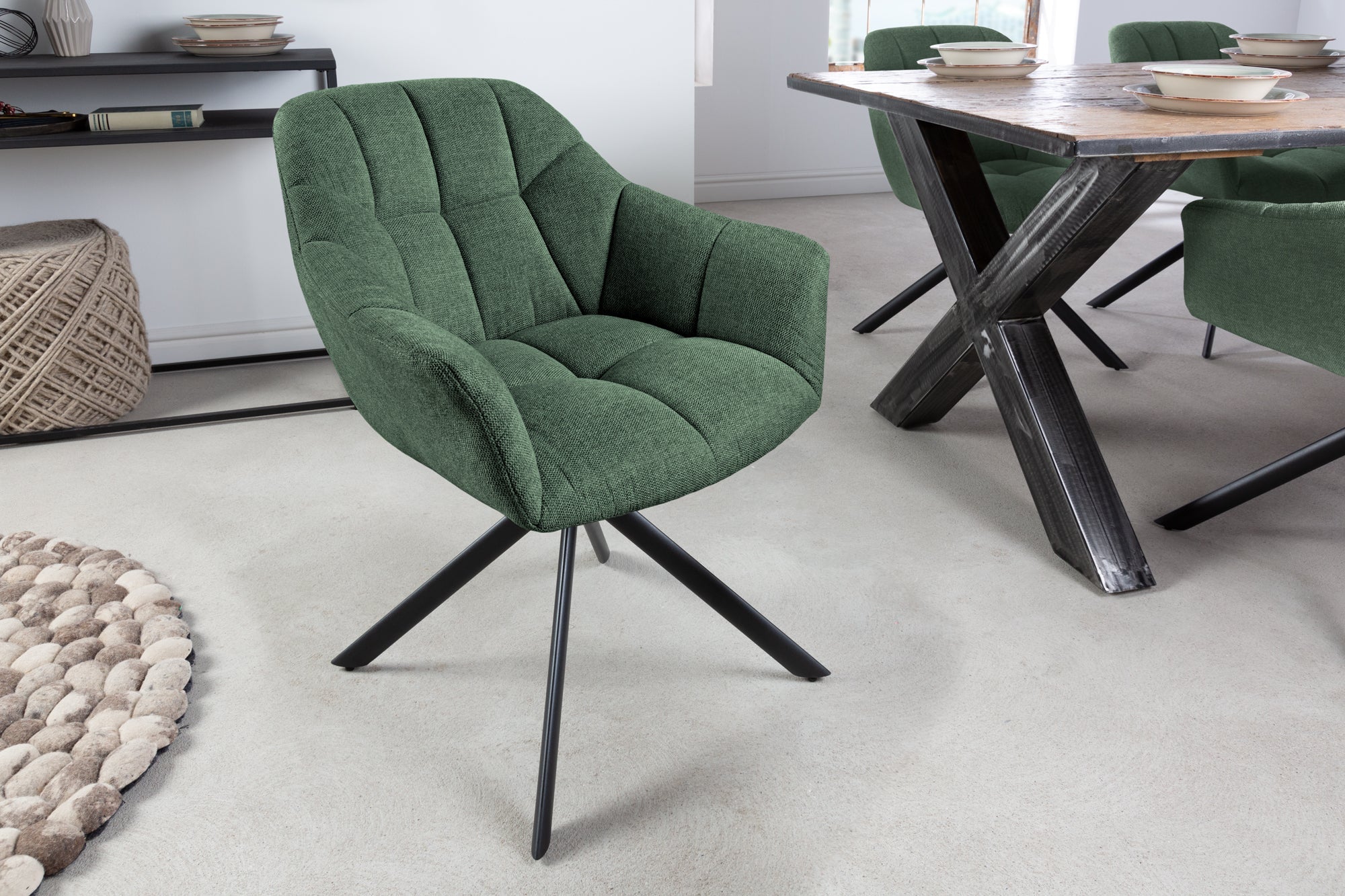 Lote de 2x sillones giratorios PAPILLON de tela texturada verde oscuro con reposabrazos, costuras decorativas, estructura negra
