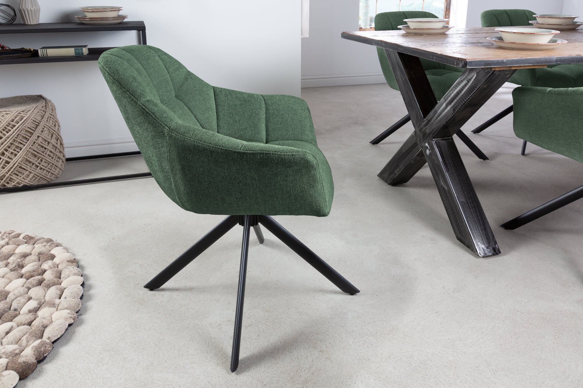 Lote de 2x sillones giratorios PAPILLON de tela texturada verde oscuro con reposabrazos, costuras decorativas, estructura negra