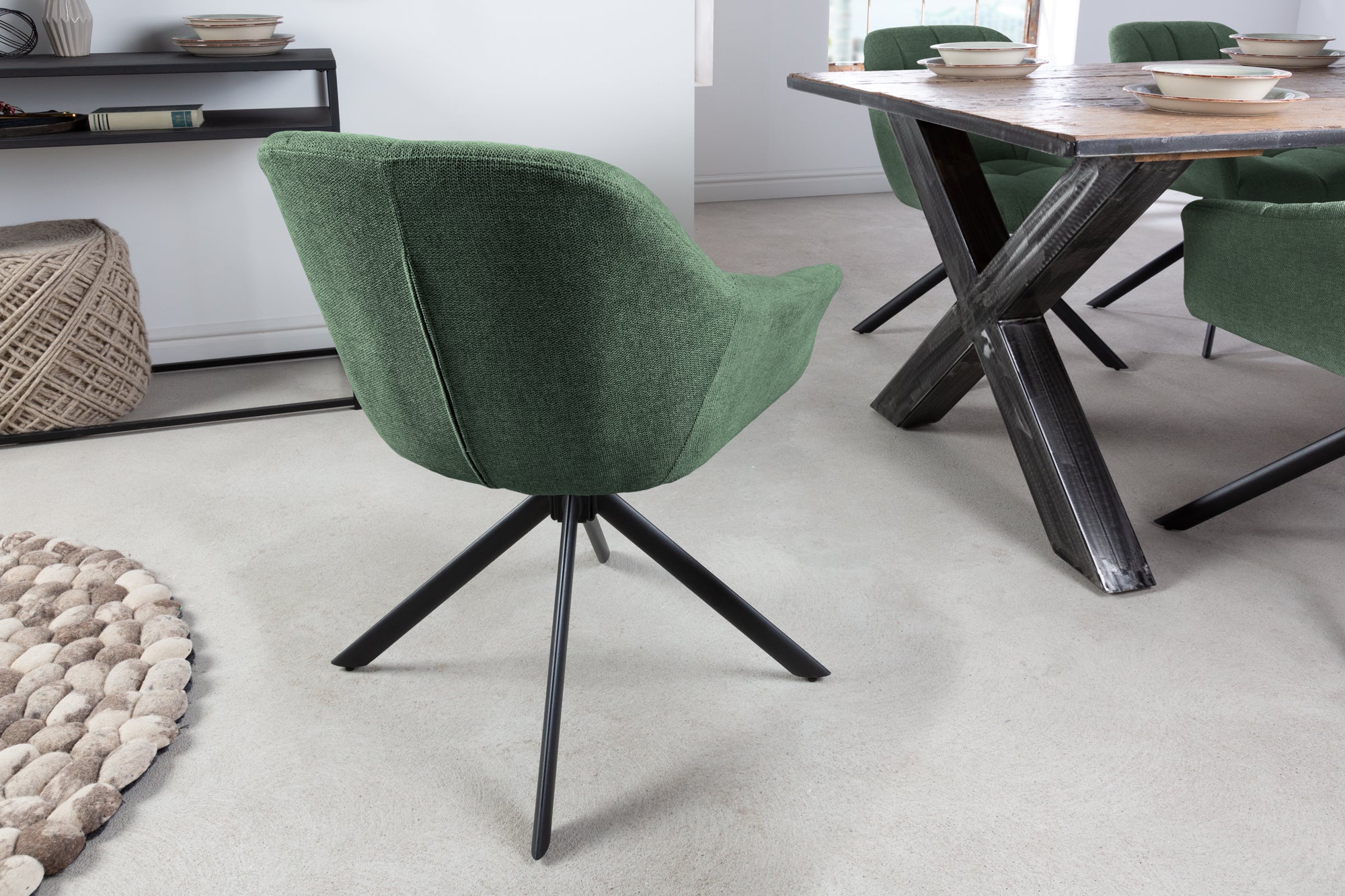 Lote de 2x sillones giratorios PAPILLON de tela texturada verde oscuro con reposabrazos, costuras decorativas, estructura negra