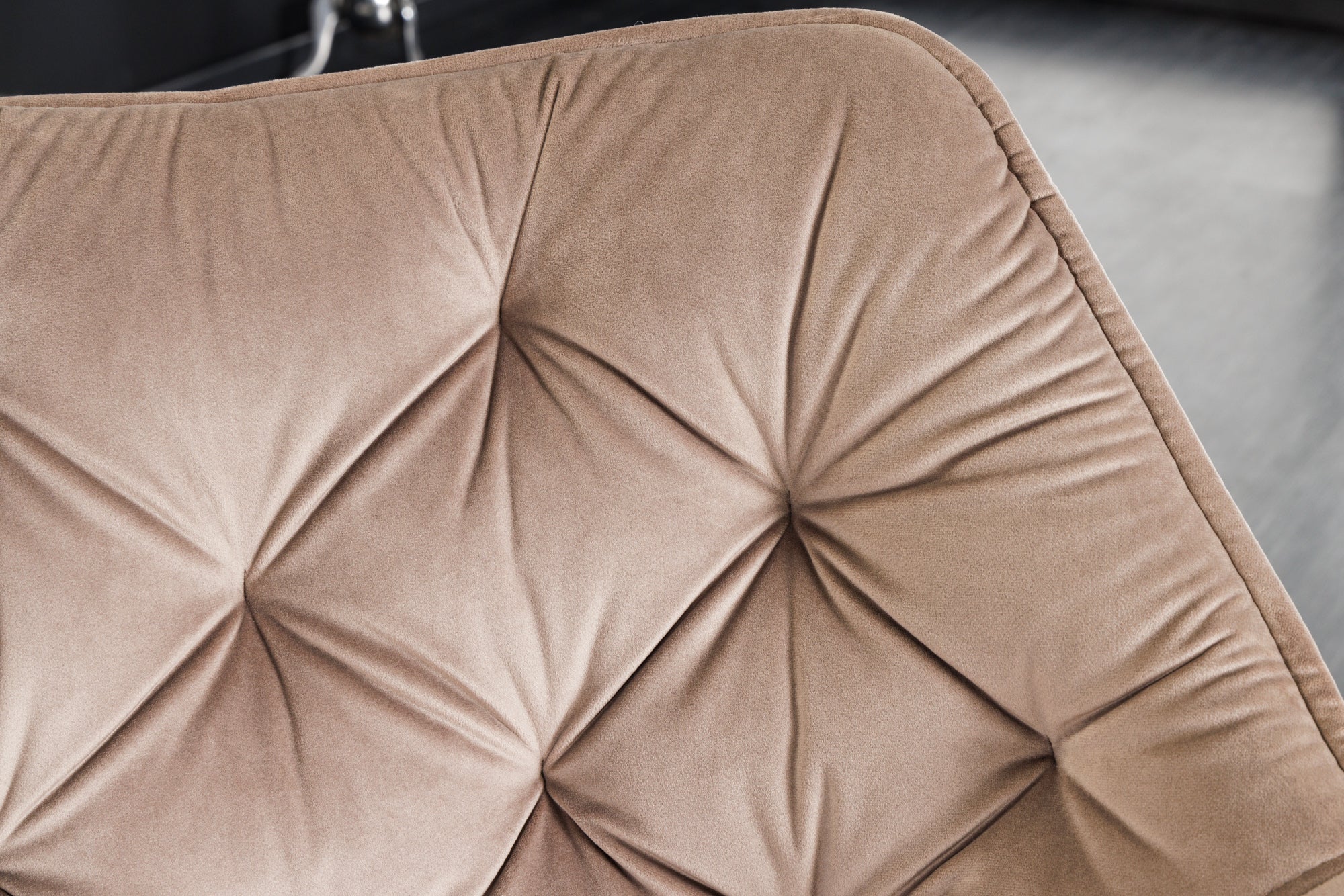 Sillón giratorio DUTCH COMFORT de terciopelo gris con reposabrazos Diseño moderno