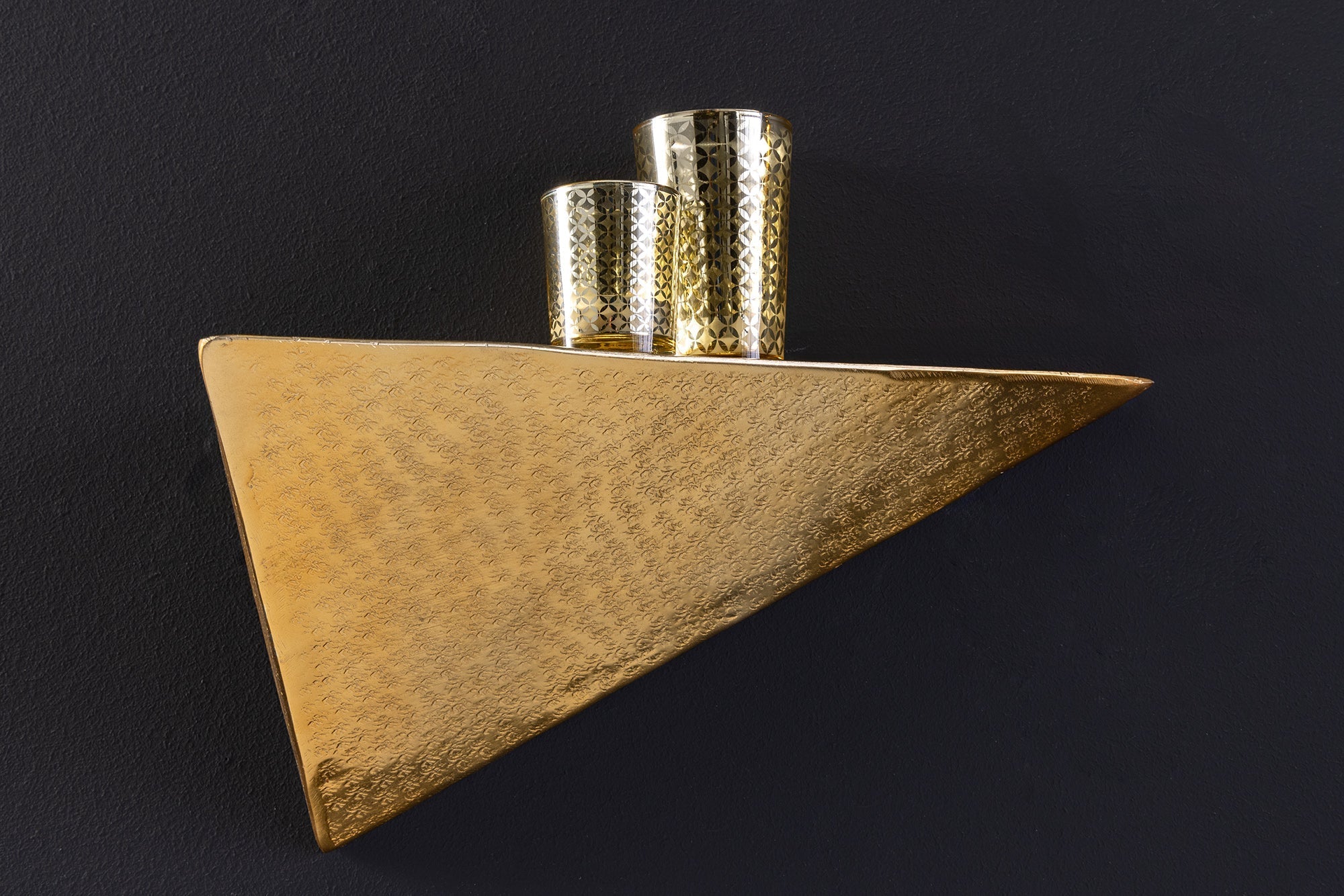 Handgefertigtes Wandregal PYRAMID 40cm gold antik Metall Hammerschlag Design