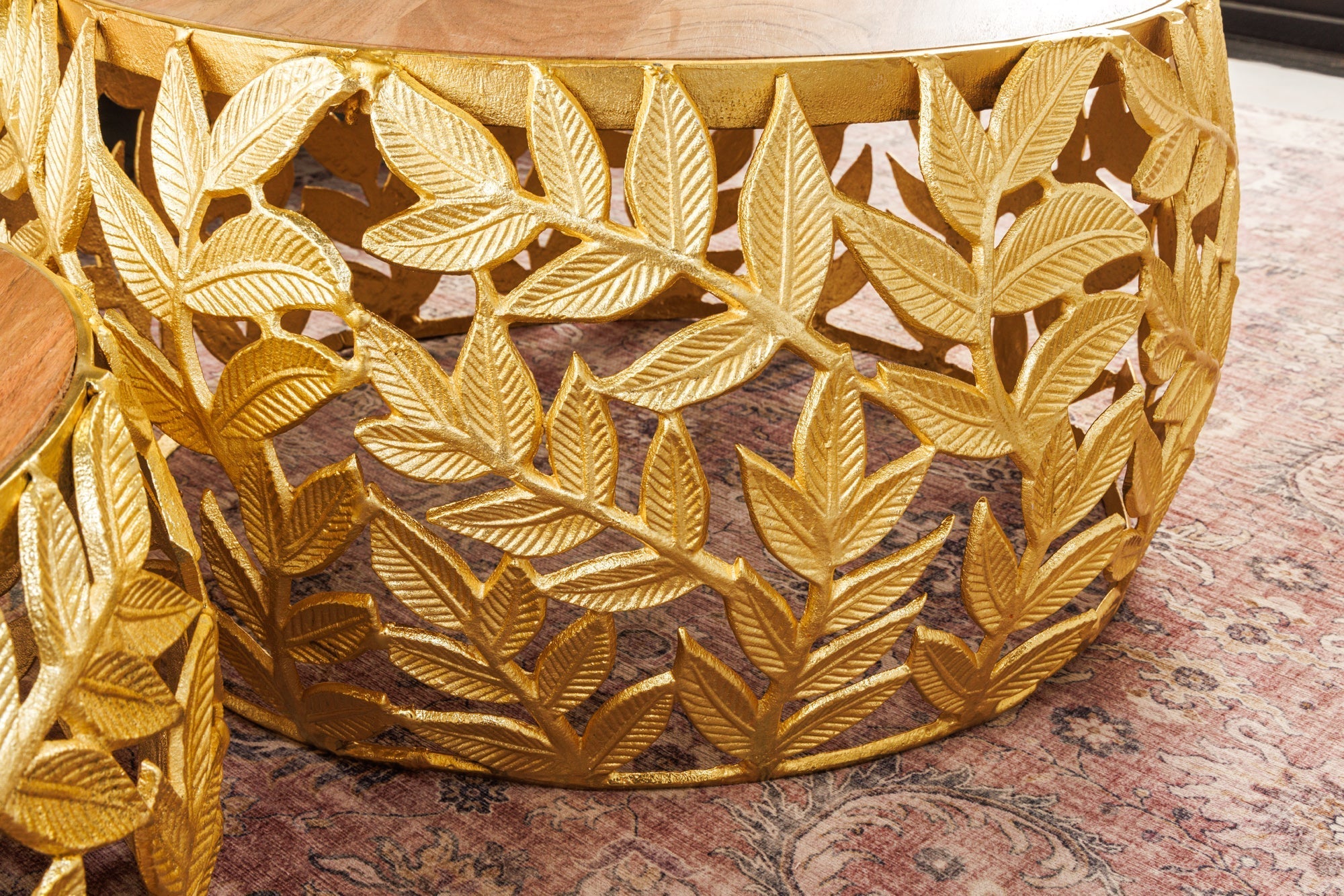 Lot de 2 tables basses rondes ABSTRACT LEAF 70cm bois massif doré naturel design feuille en métal acacia
