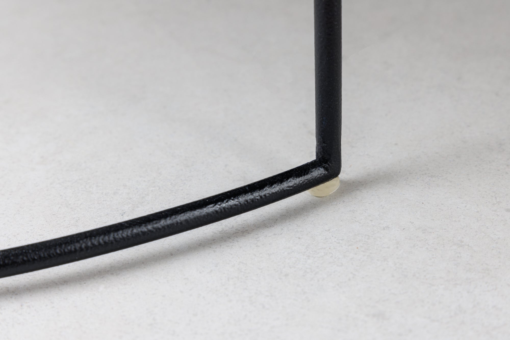 Lote de 2 mesas de centro redondas ELEMENTS de 60 cm, tapa de metal plateado negro, mesa auxiliar