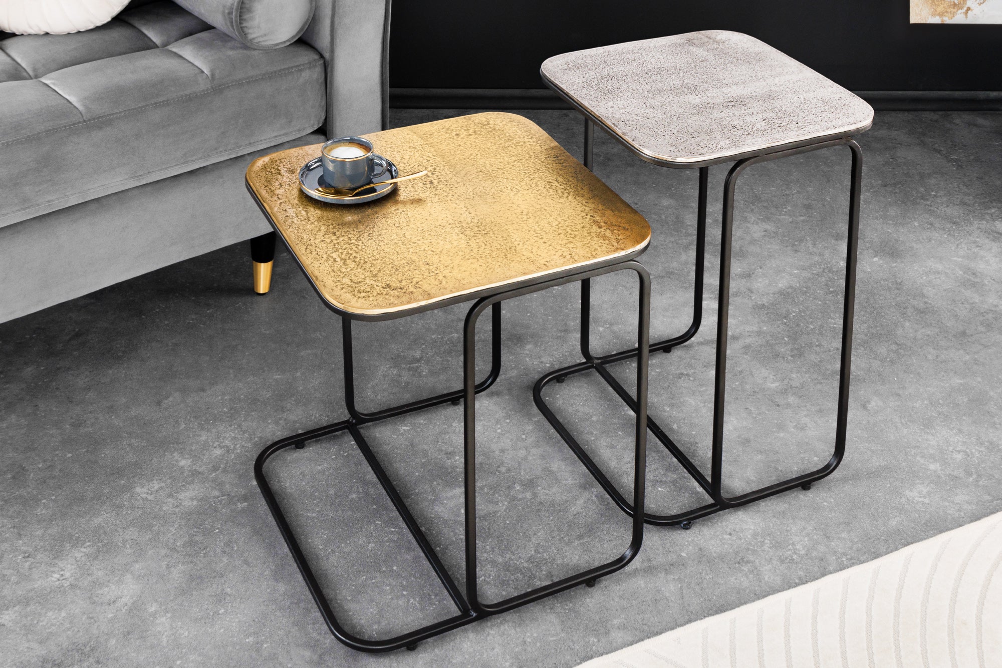 Lote de 2 mesas auxiliares ABSTRACT 55cm oro plata negro metal hecho a mano