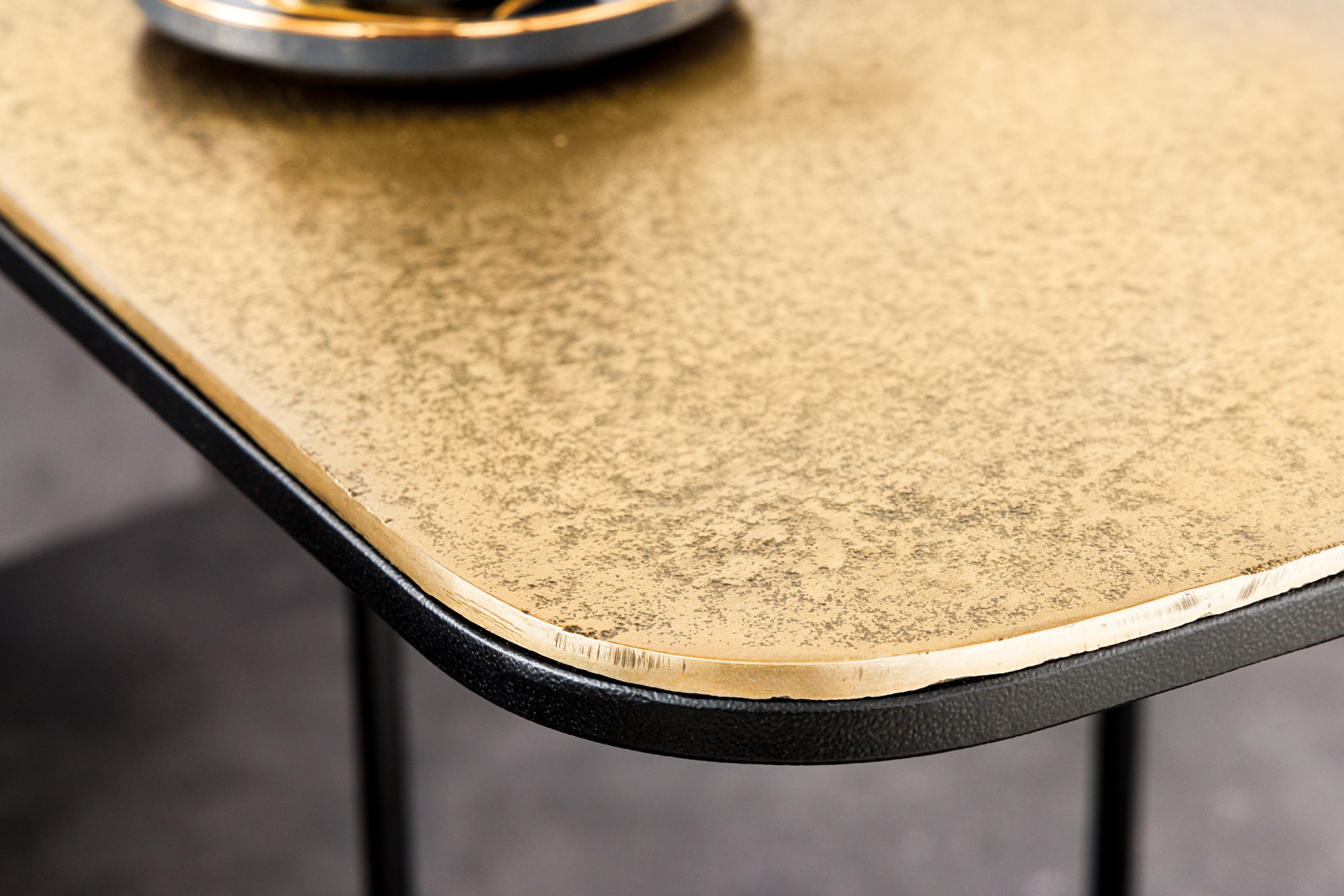Lote de 2 mesas auxiliares ABSTRACT 55cm oro plata negro metal hecho a mano
