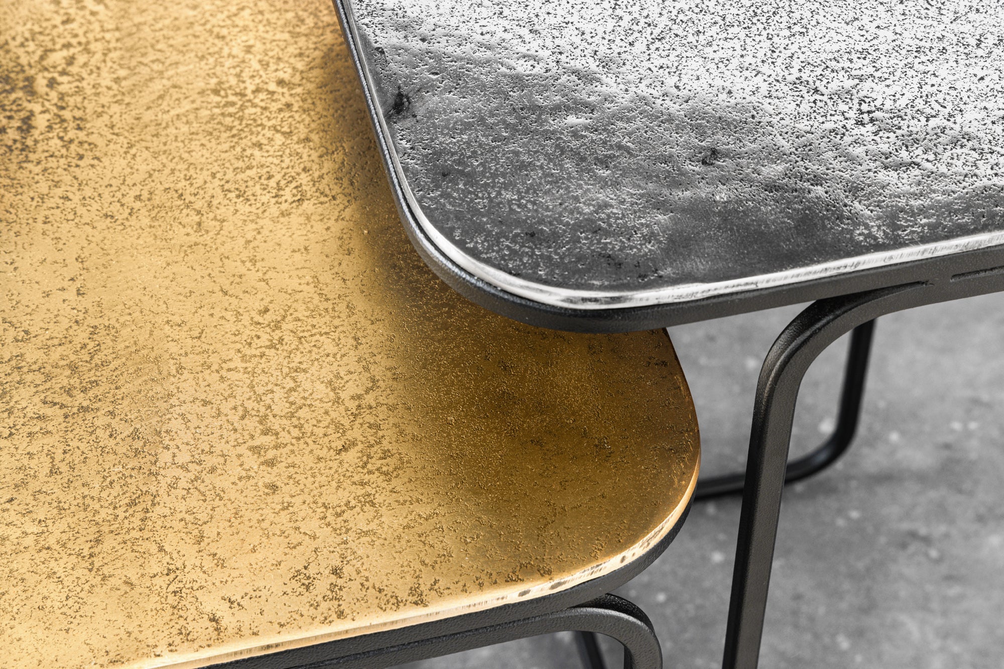 lote-de-2-mesas-dappoint-abstracto-55cm-oro-plata-negro-metal-handmade_43516 (inv)