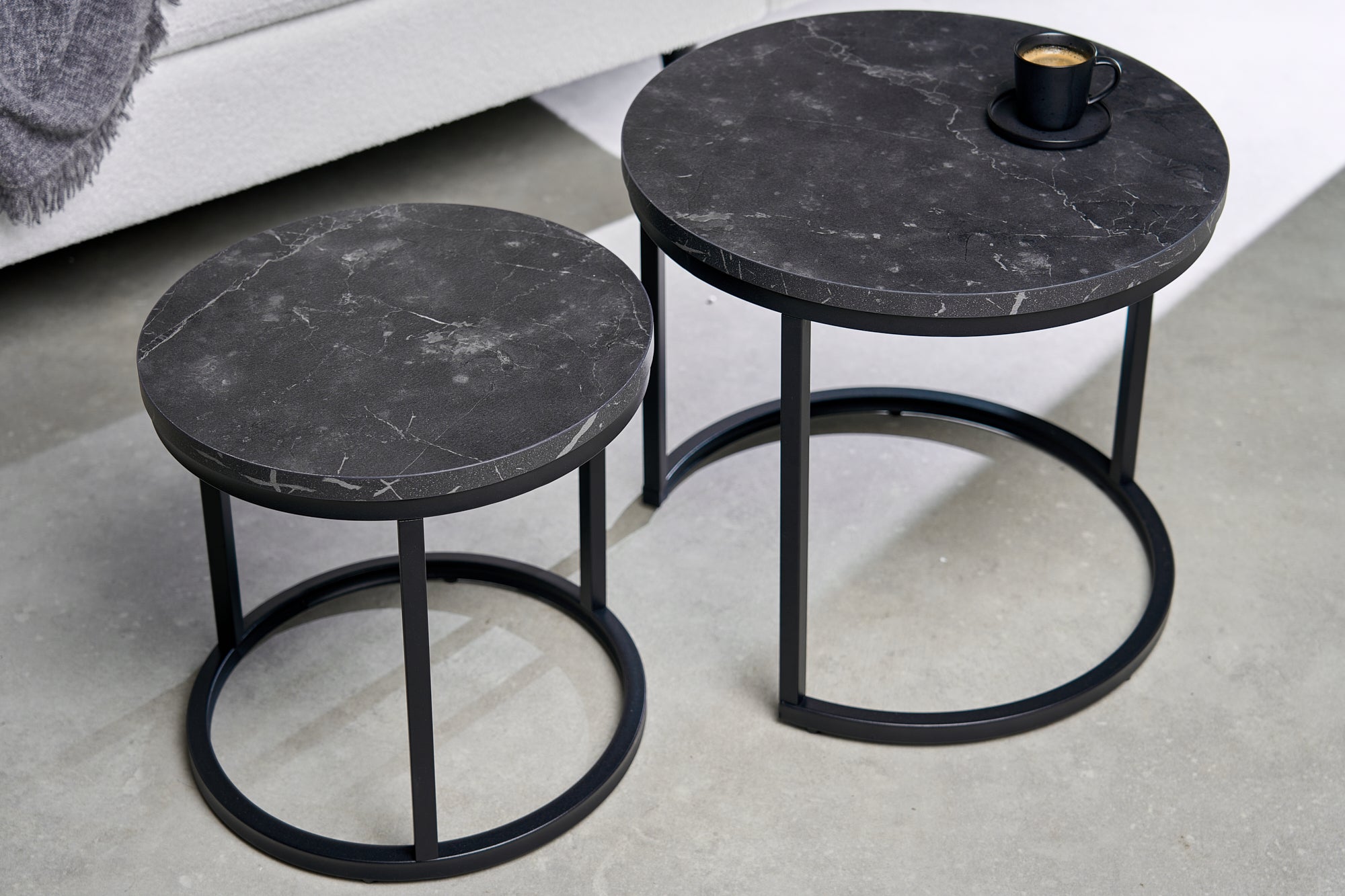 lote-de-2-mesas-dappoint-elegance-45cm-diseño-mármol-negro-estructura-metal-redonda_43644 (inv)