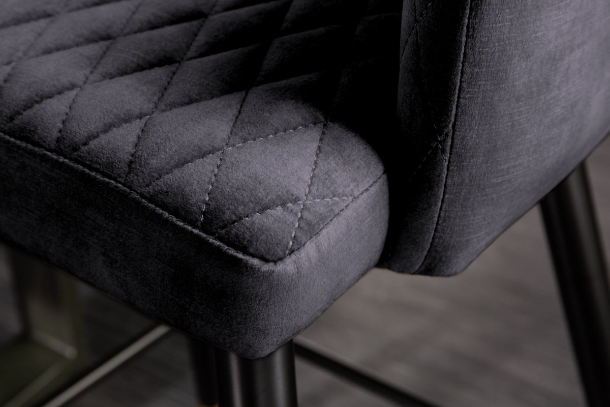 Lot de 2x Tabouret de bar design PARIS gris velours avec dossier métal noir or piqûres décoratives (réf. 41514)