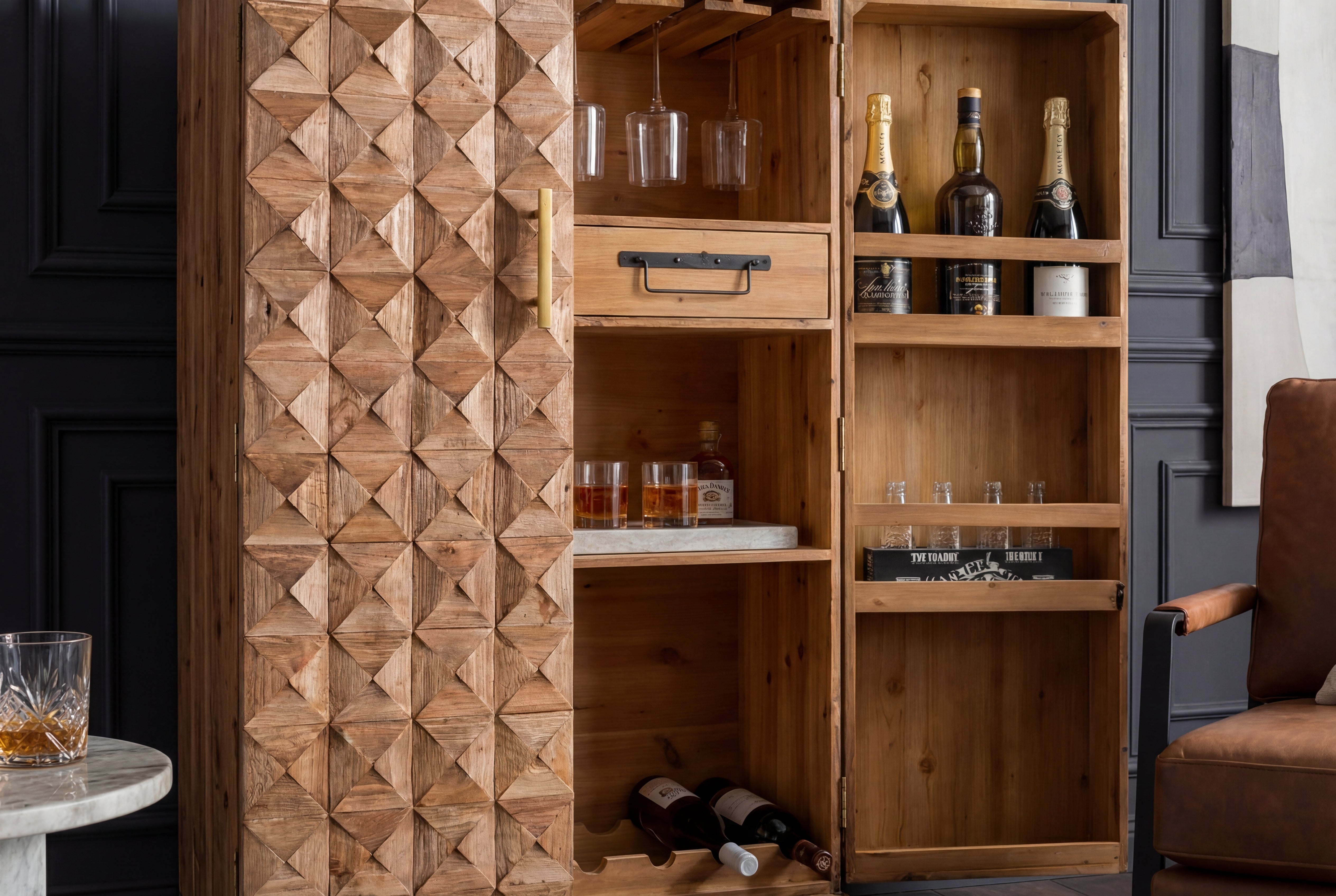 Meuble bar design BODEGA 120cm en bois de pin naturel avec façade 3D et étagère à bouteilles
