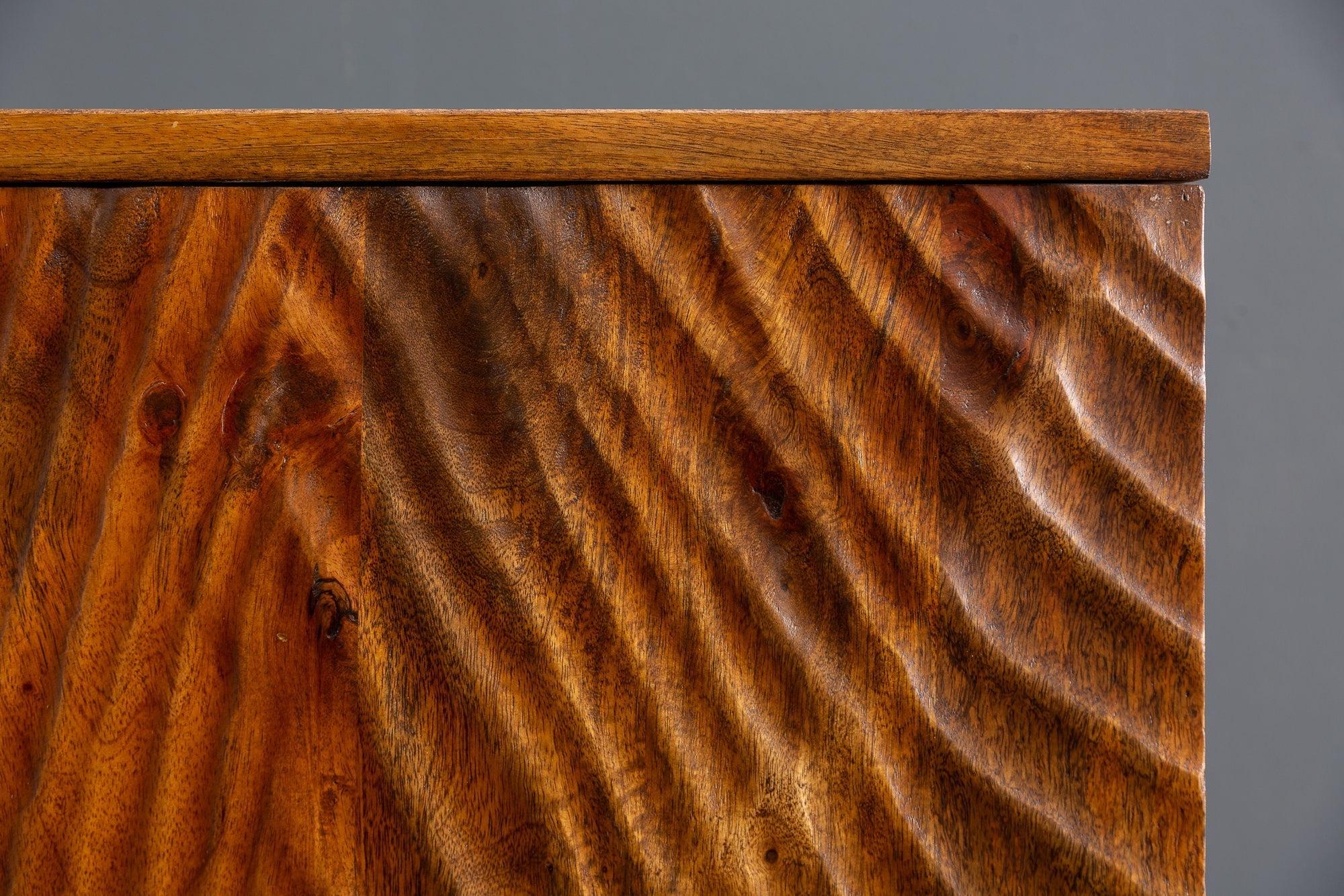 Meuble bar massif SCORPION 141cm en bois de manguier marron avec sculptures 3D élaborées