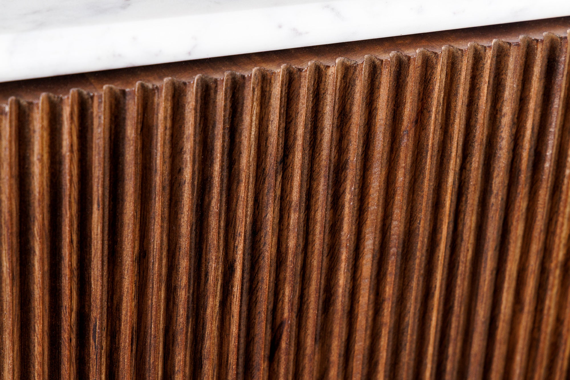 Meuble TV design GATSBY 170cm marron doré manguier dessus marbre blanc