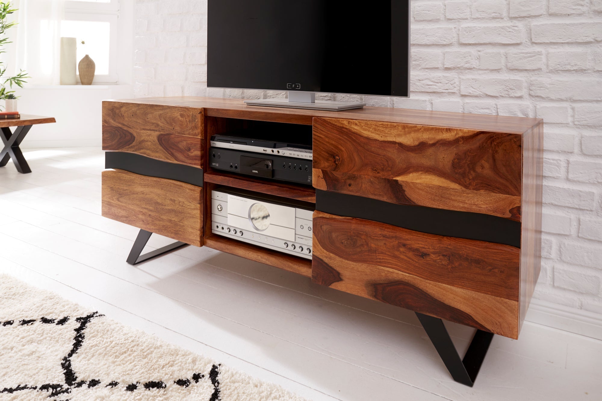 Meuble TV massif AMAZONAS 160cm en bois de Sesham marron avec bordure en arbre