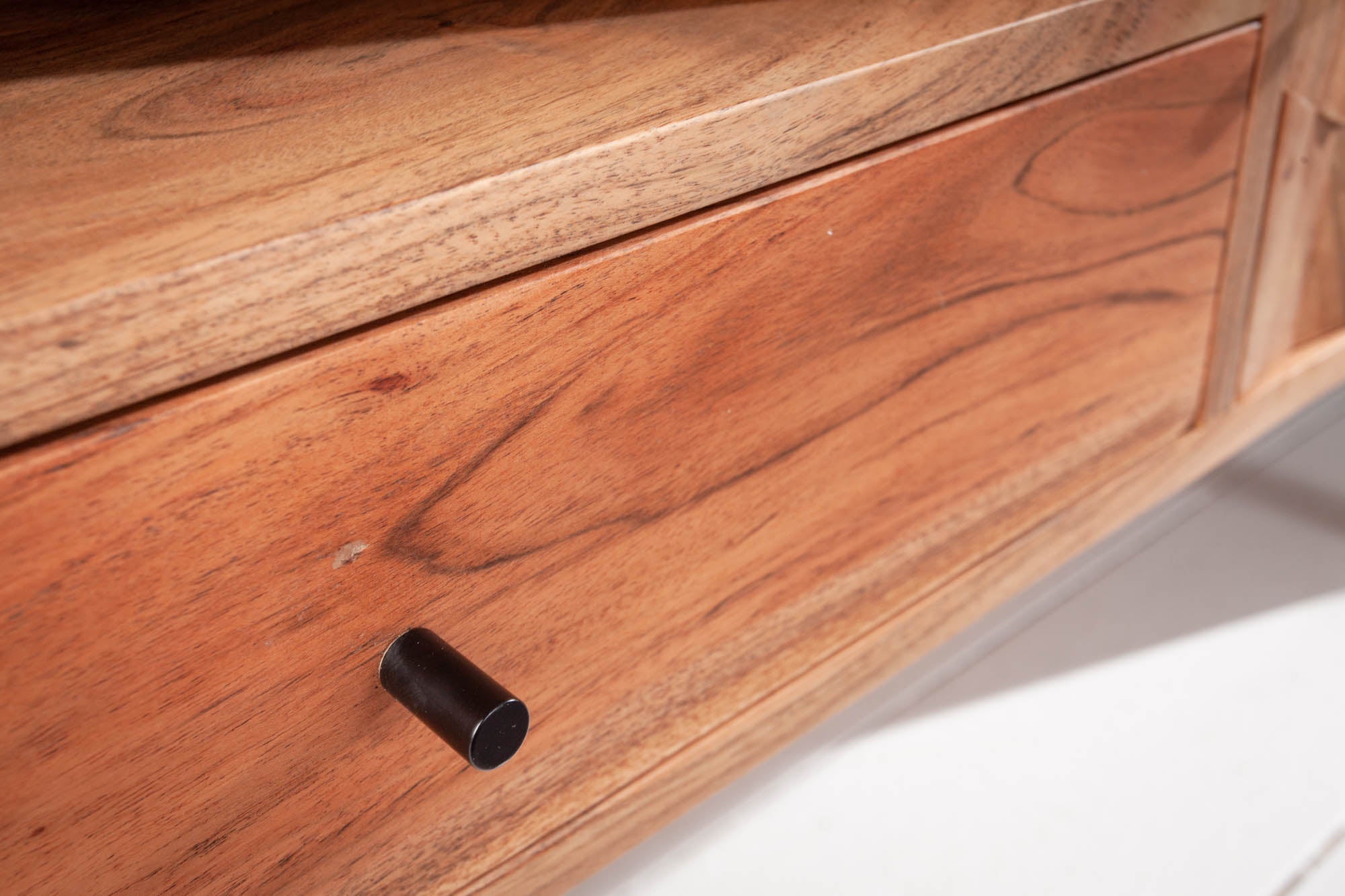 Meuble TV massif MYSTIC LIVING 140cm acacia naturel surface 3D bois massif
