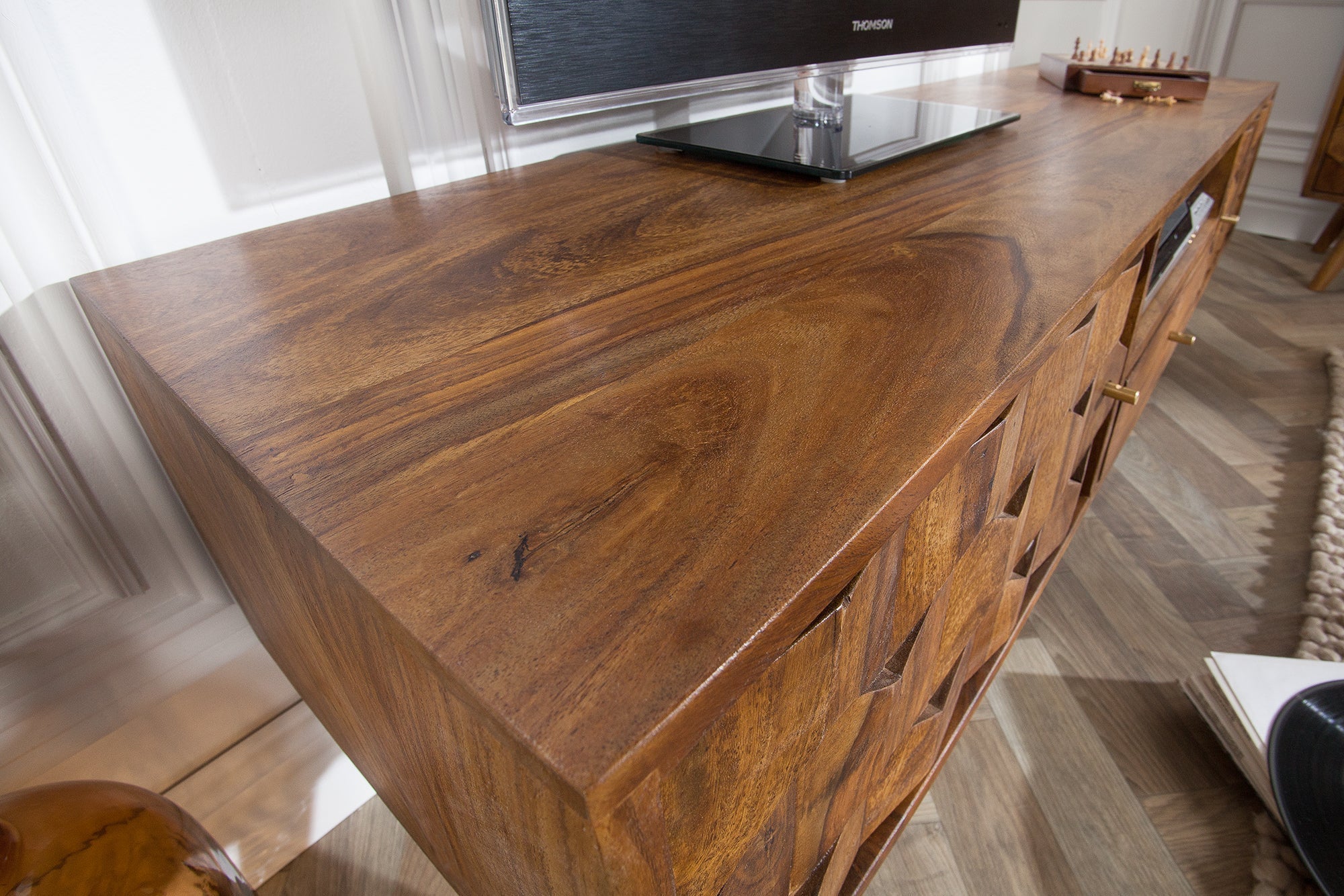 Meuble TV massif MYSTIC LIVING 140cm bois massif Sheesham marron finition pierre façade 3D
