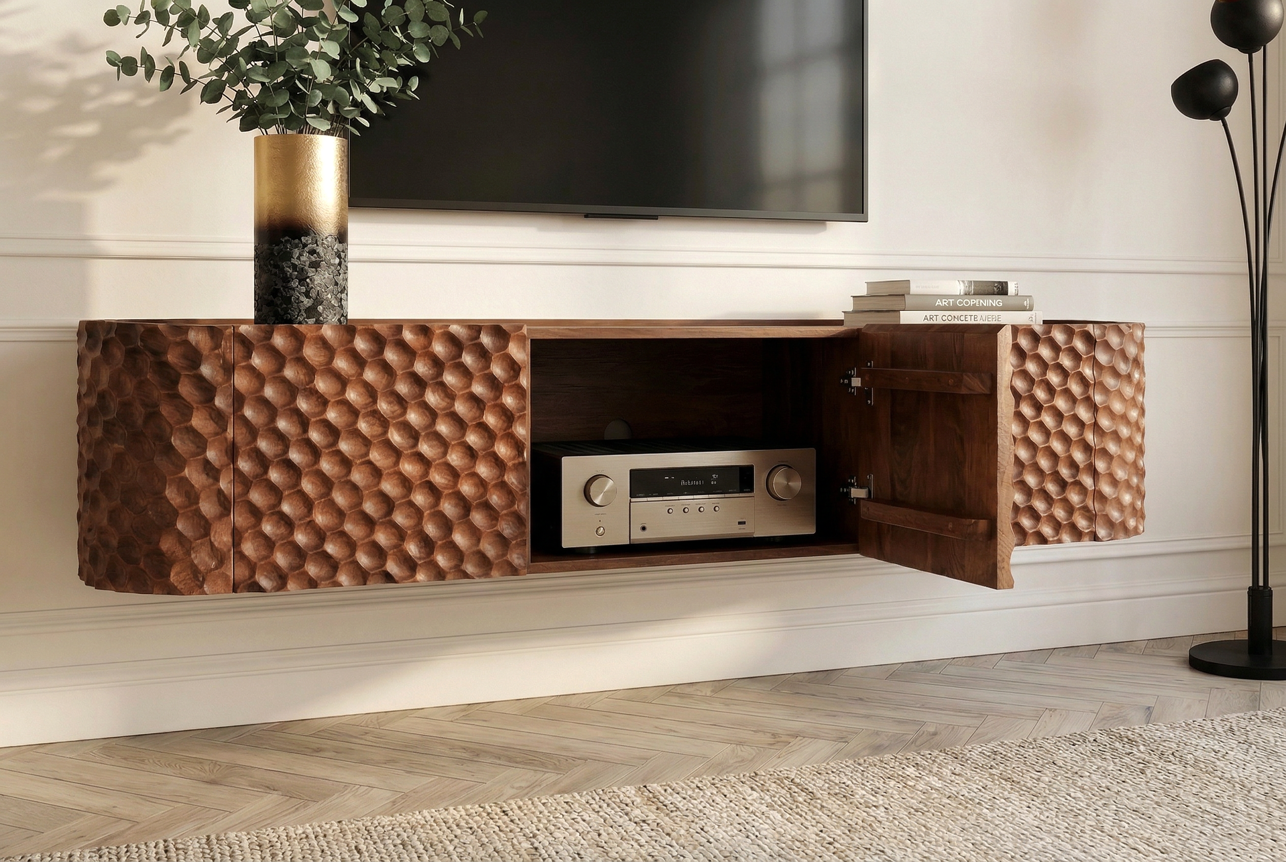 Meuble TV suspendu ADLON 160cm en manguier marron, façade 3D massive en structure nid d’abeille