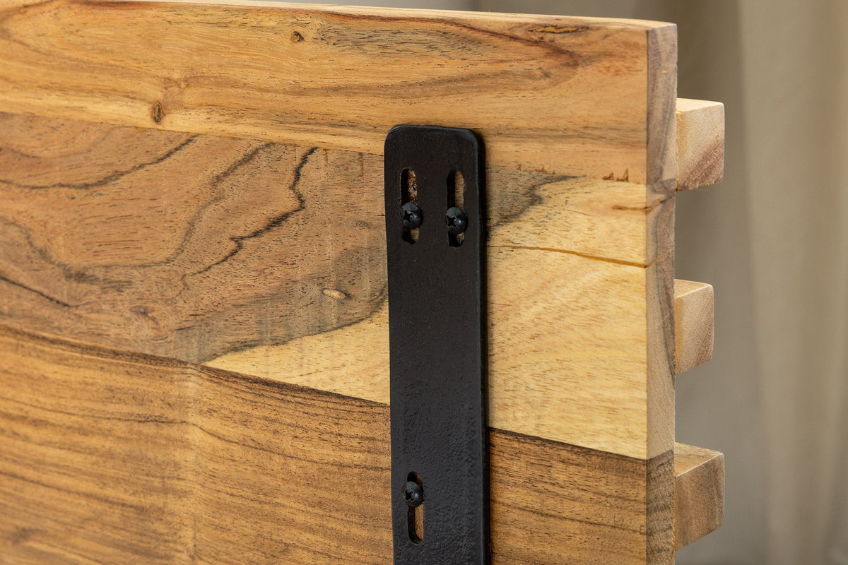 Meuble TV suspendu RELIEF 200 cm en bois d’acacia massif naturel avec une façade élaborée
