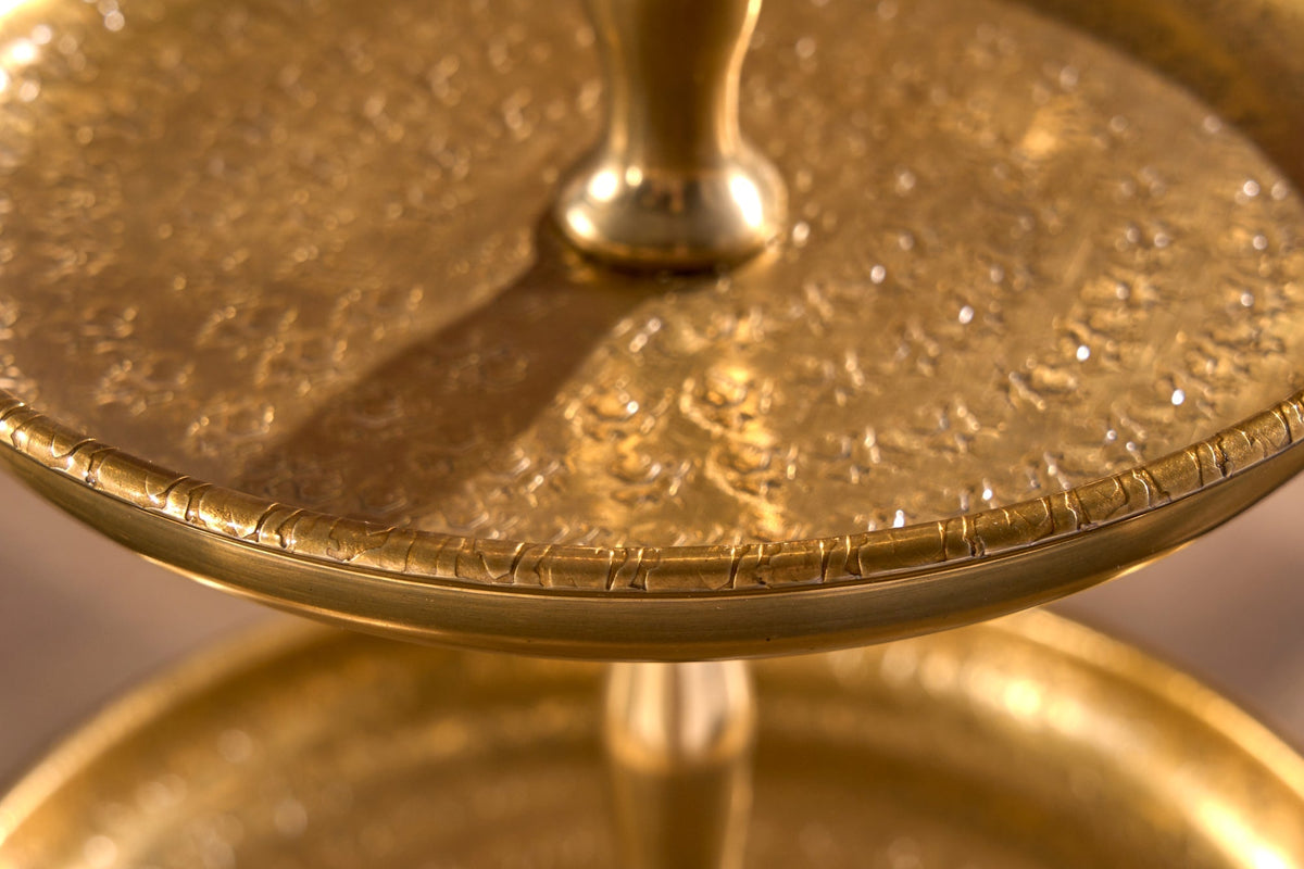 Présentoir à gâteaux design ORIENT 50cm doré finition marteau sauvage à trois niveaux