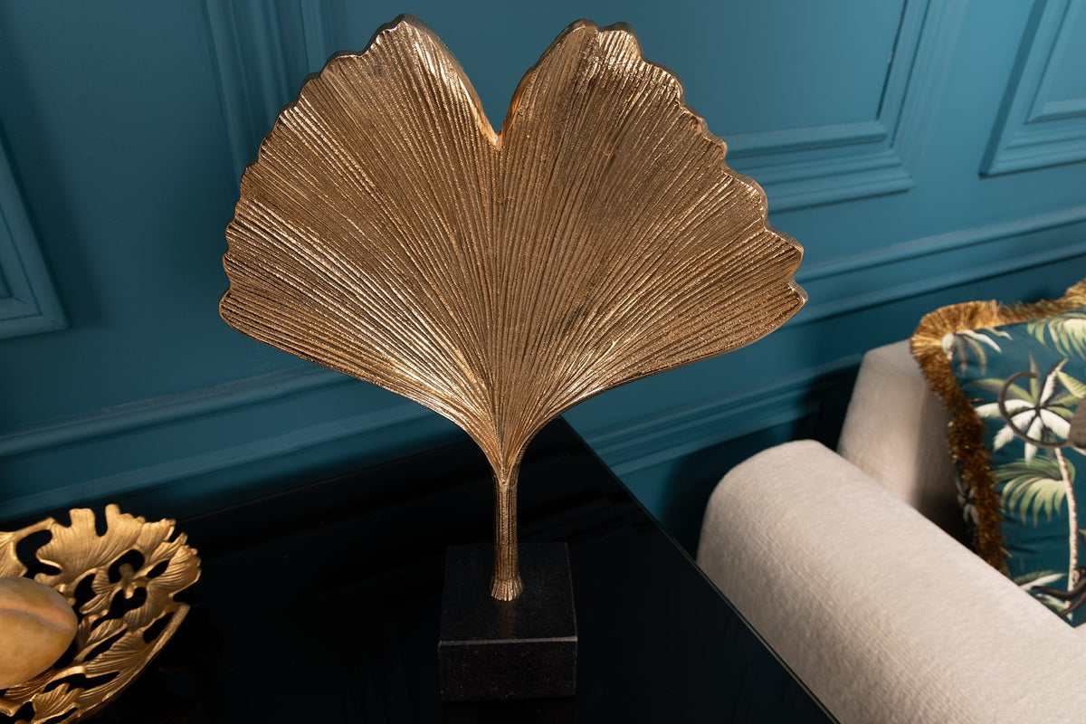 Sculpture décorative FEUILLE DE GINKGO 44cm en métal doré fait main avec socle en marbre
