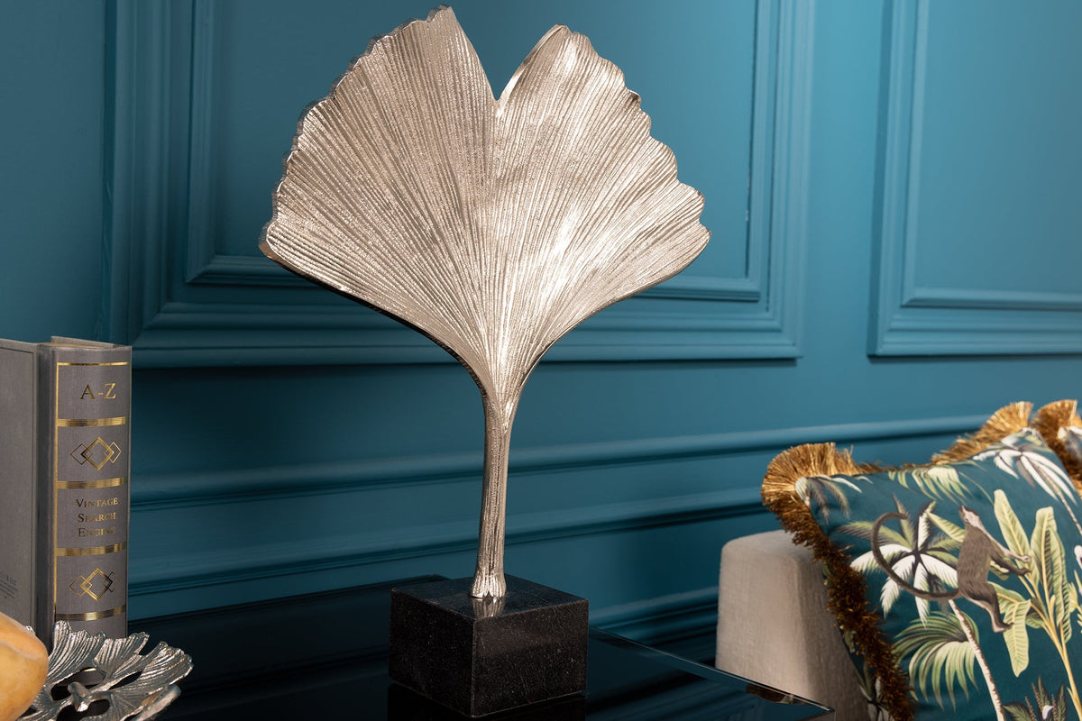 Sculpture décorative FEUILLE DE GINKGO 45cm en métal argenté fait main avec socle en marbre
