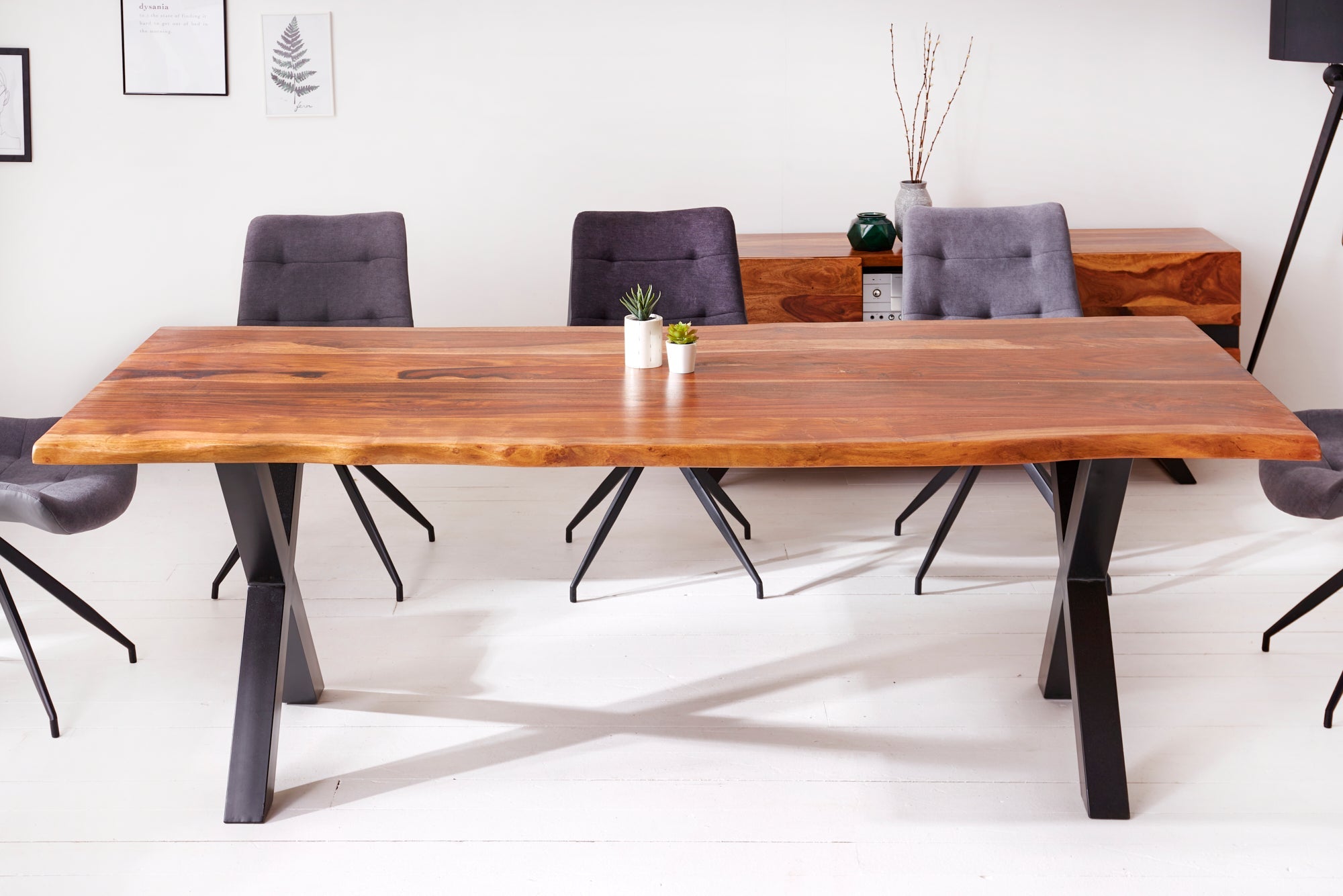 table-a-manger-en-bois-massif-borde-darbre-amazonas-220-cm-marron-sesham-noir-cadre-en-x_6540191 (inv)