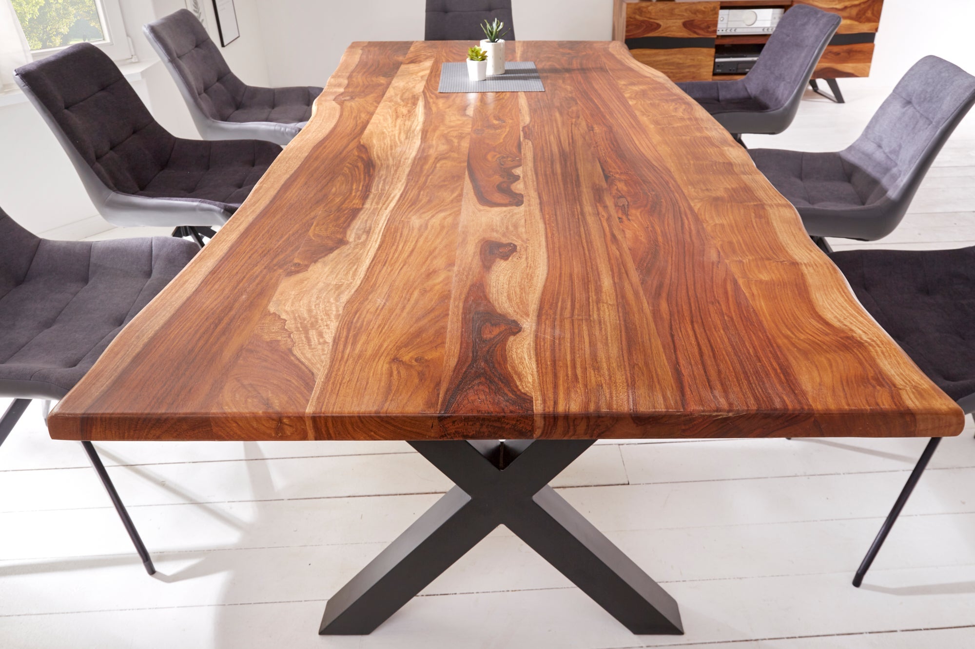 Table à manger en bois massif bordé d'arbre AMAZONAS 220 cm marron Sesham noir cadre en X