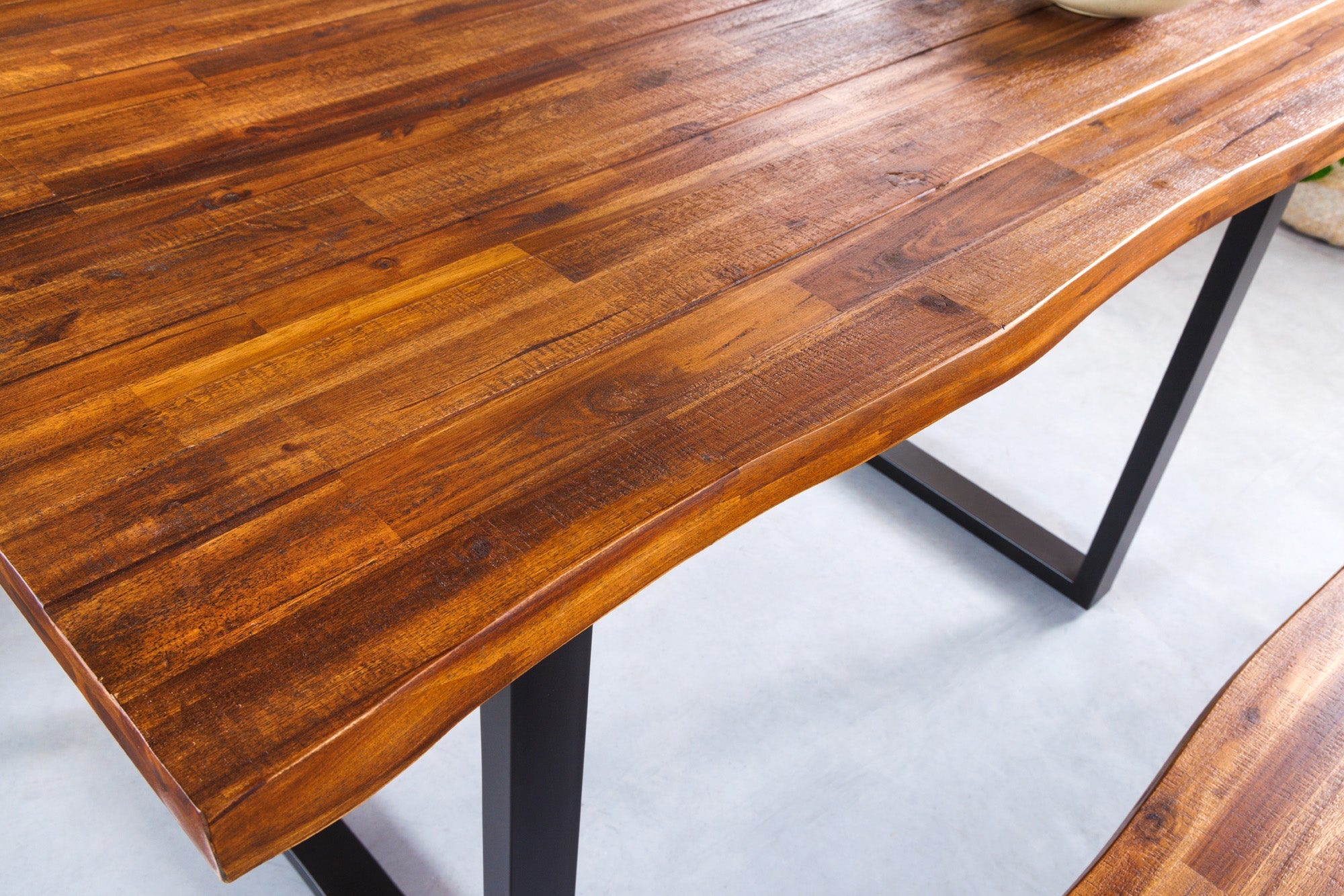 GENESIS mesa de comedor de madera maciza 140cm canto acacia natural pata cantilever antracita