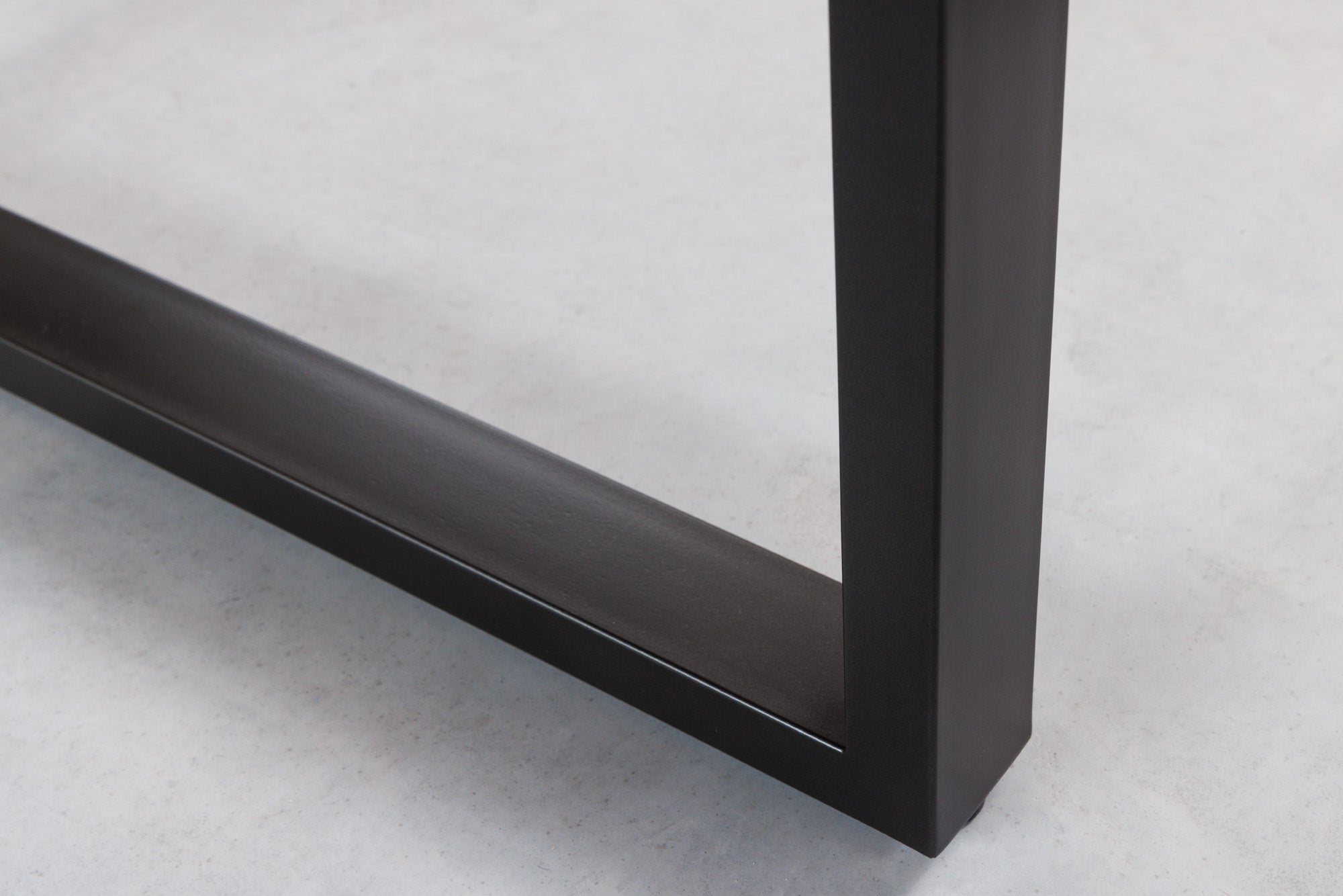 GENESIS mesa de comedor de madera maciza 140cm canto acacia natural pata cantilever antracita