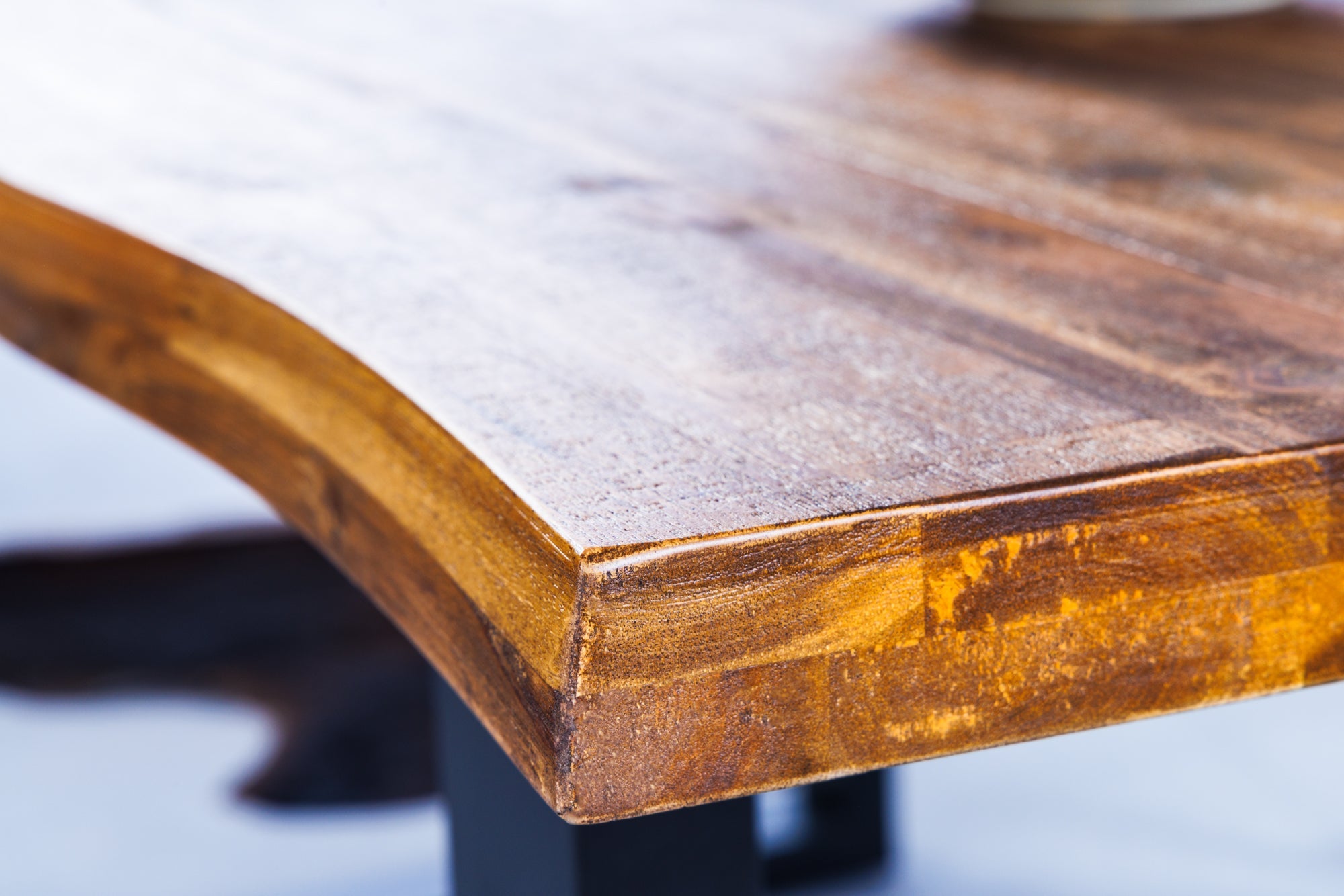 GENESIS mesa de comedor de madera maciza 200cm acacia flameado marrón hierro árbol borde negro