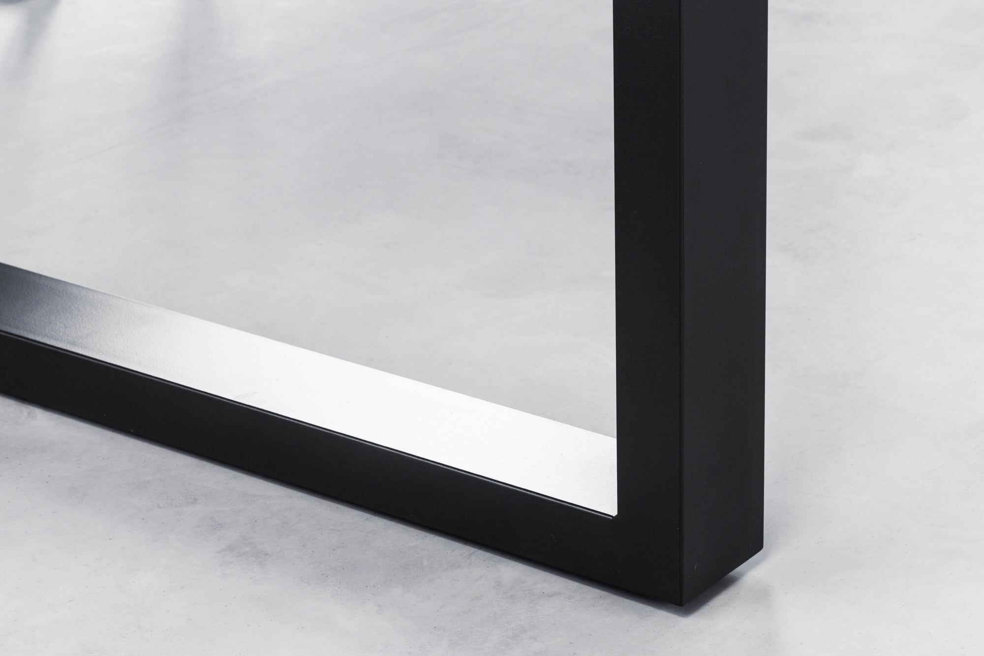 GENESIS mesa de comedor de madera maciza 200cm acacia flameado marrón hierro árbol borde negro