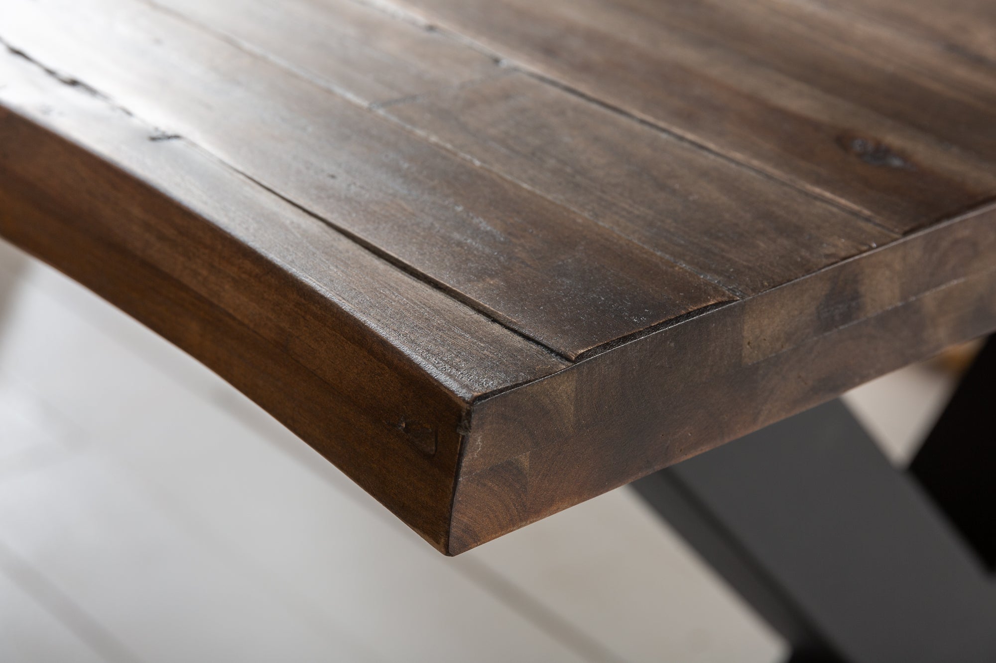 Table à manger en bois massif GENESIS VINTAGE 160cm marron acacia noir cadre en X bord d'arbre