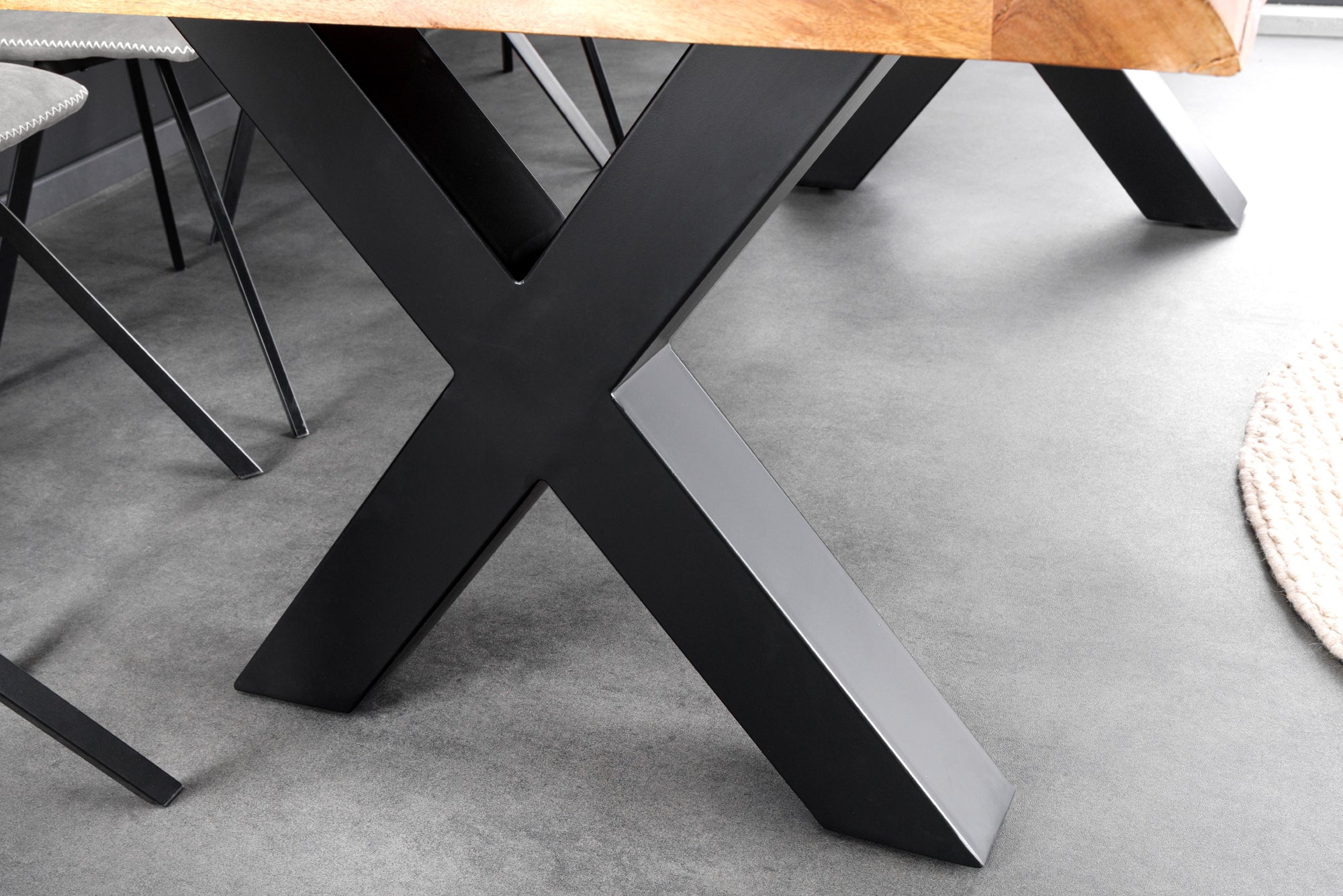 Mesa de comedor de madera maciza MAMMUT 200 cm marco en forma de X de acacia borde de metal negro tablero 5 cm