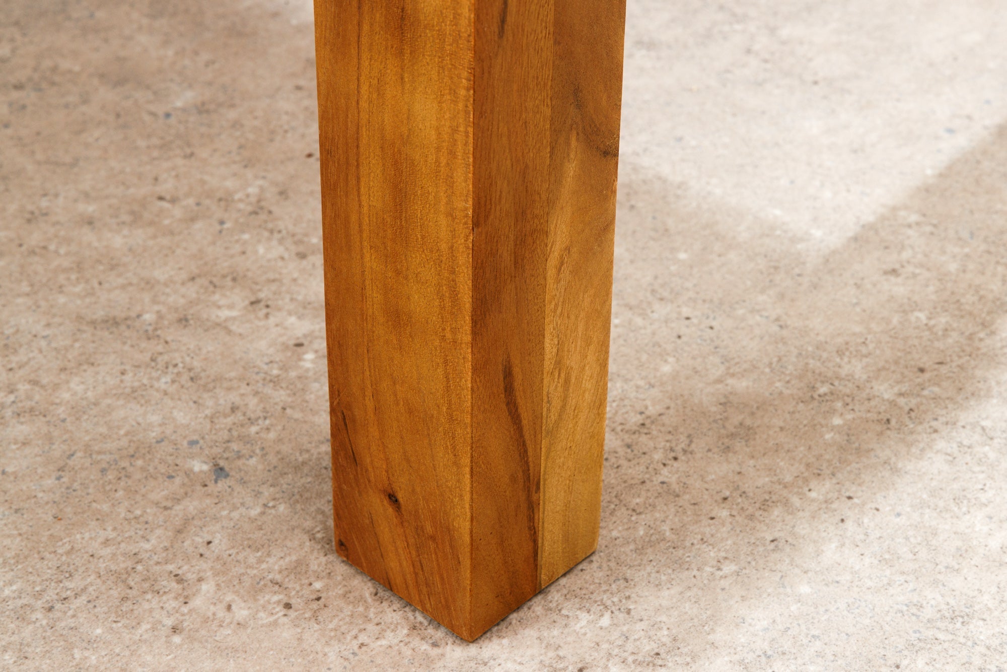 Table à manger en bois massif PURE 120-200cm acacia finition miel naturel avec plaques clipsables