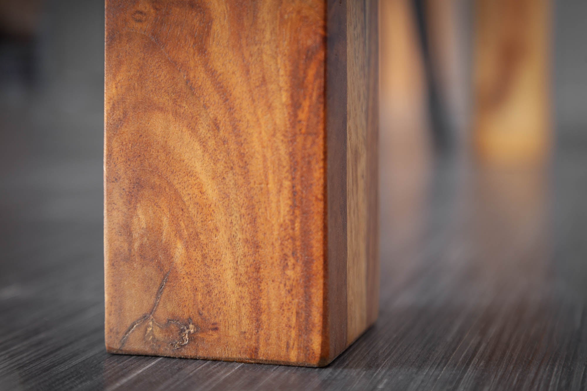 Table à manger en bois massif PURE 120cm bois de Sesham marron finition pierre grain unique