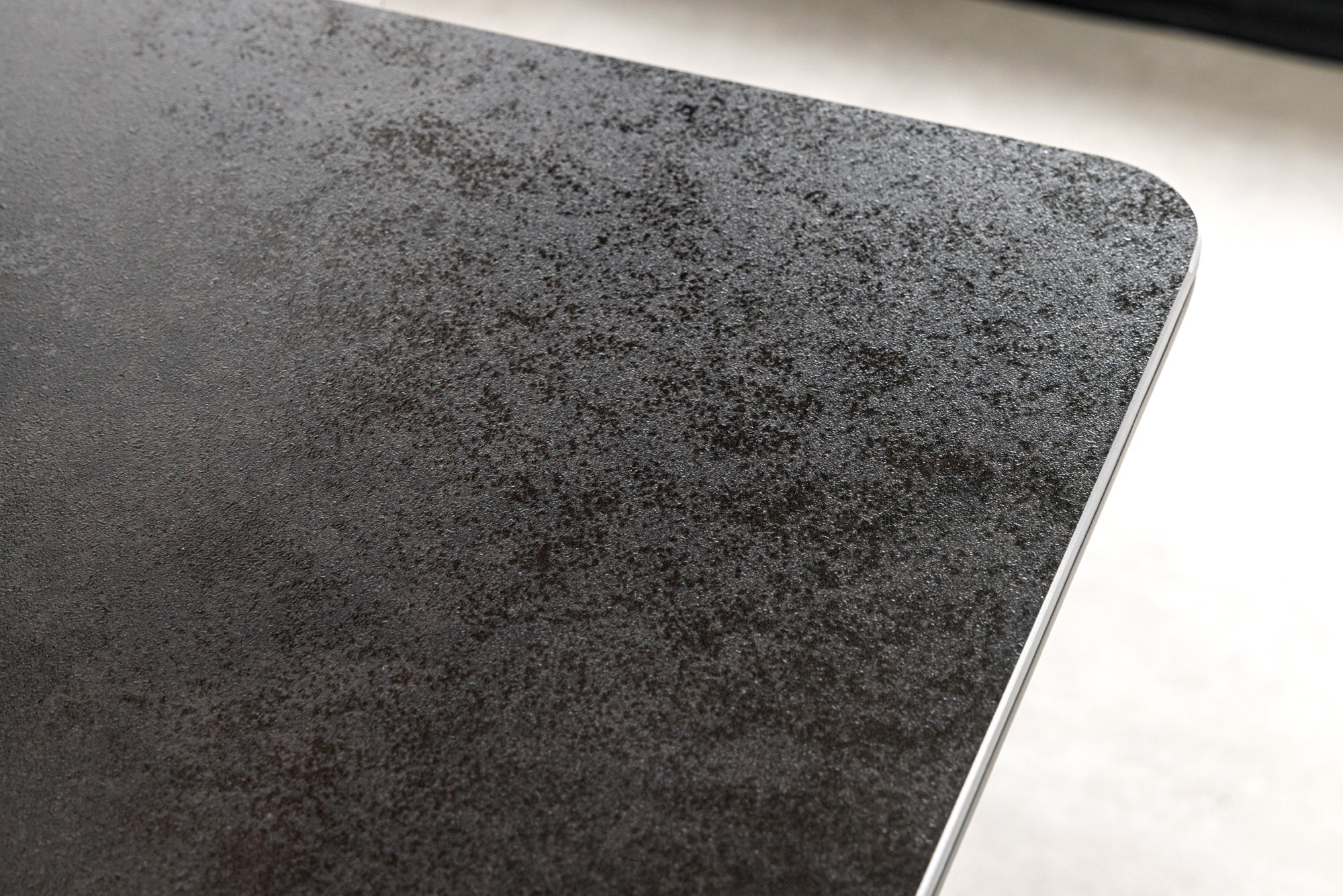 Table à manger extensible ALPINE 160-200 cm céramique anthracite structure métal noir