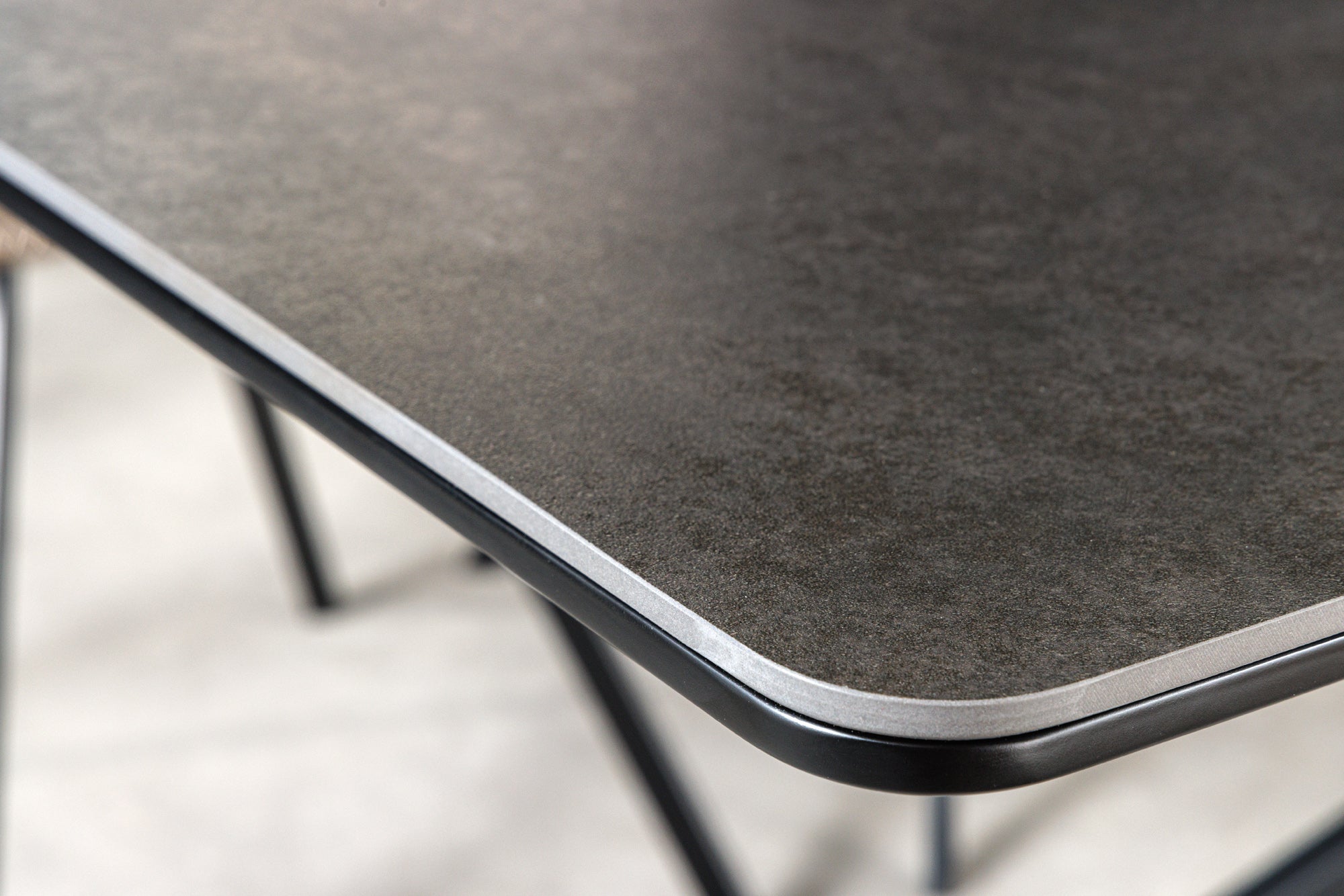 Table à manger extensible ALPINE 160-200 cm céramique anthracite structure métal noir