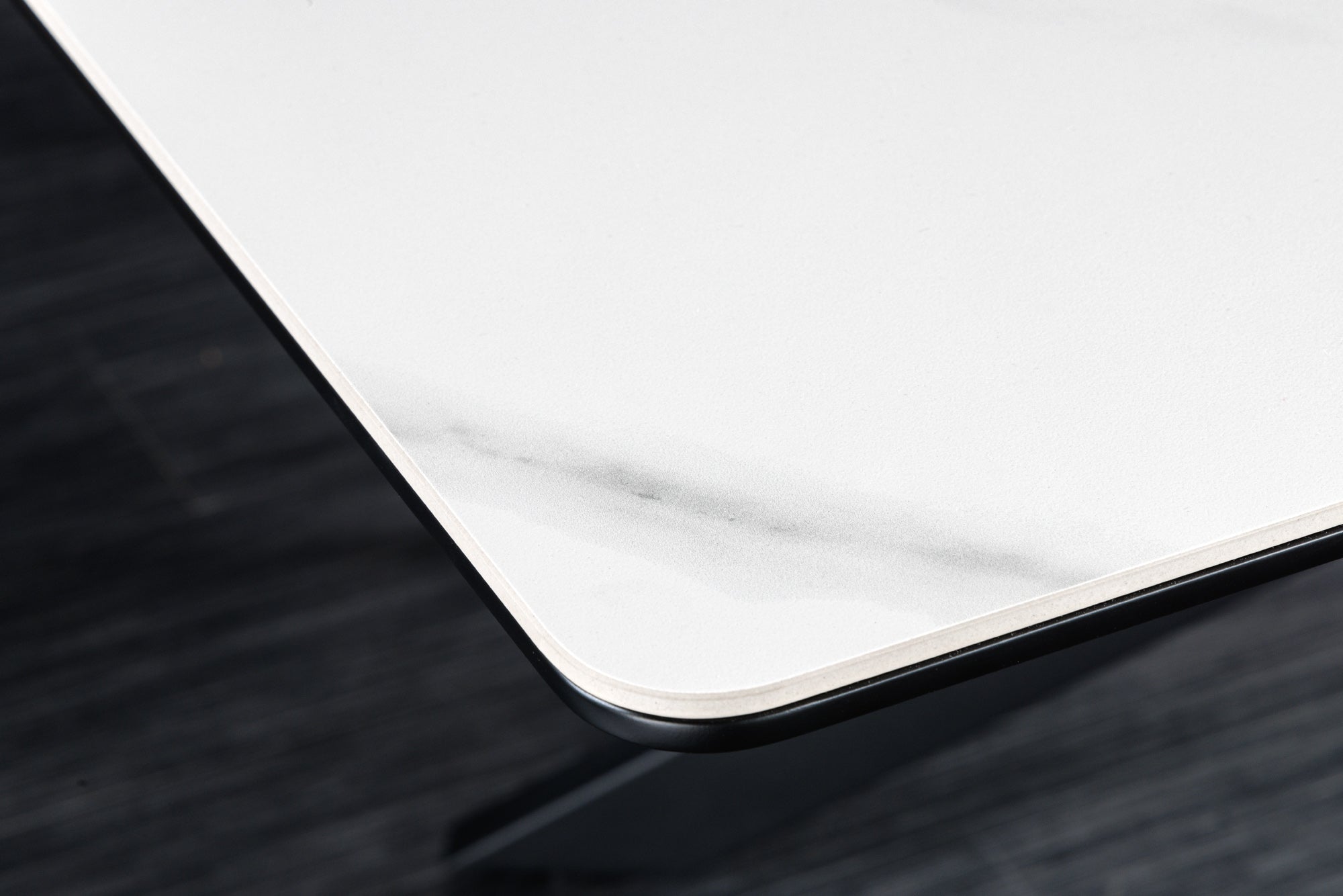Table à manger extensible ALPINE 160-200 cm céramique blanche marbre structure métal noir