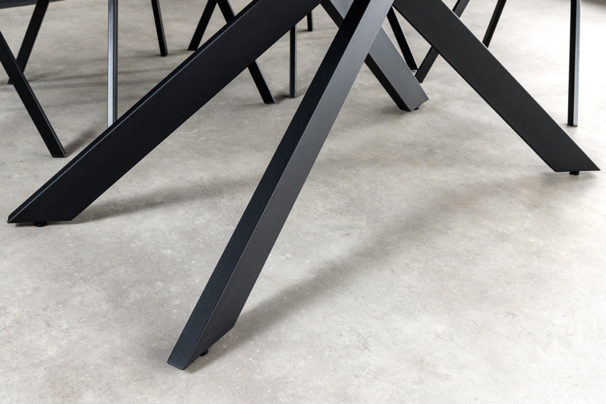 Table à manger extensible ALPINE 160-200 cm céramique blanche marbre structure métal noir