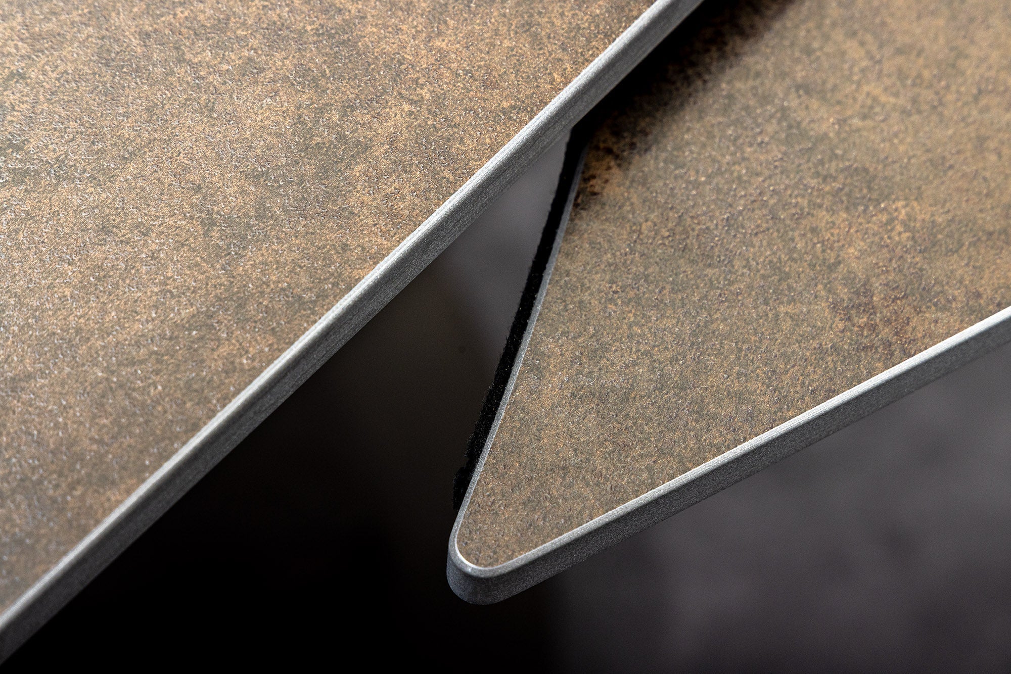 Table à manger extensible INCEPTION 130-190cm rouille ovale céramique structure bronze