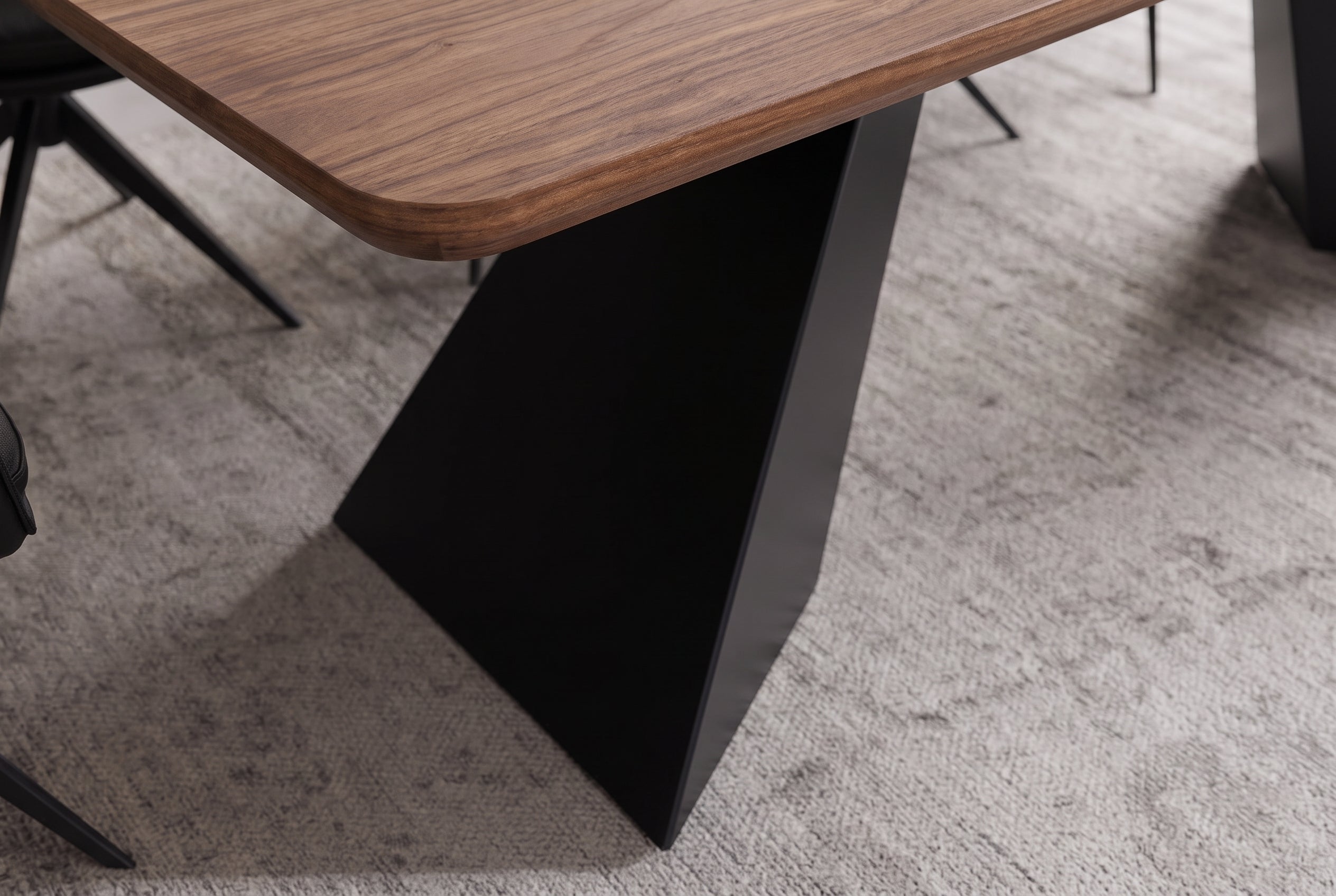 Table à manger extensible PRESTIGE 180-240cm bois de noyer naturel structure métal noir
