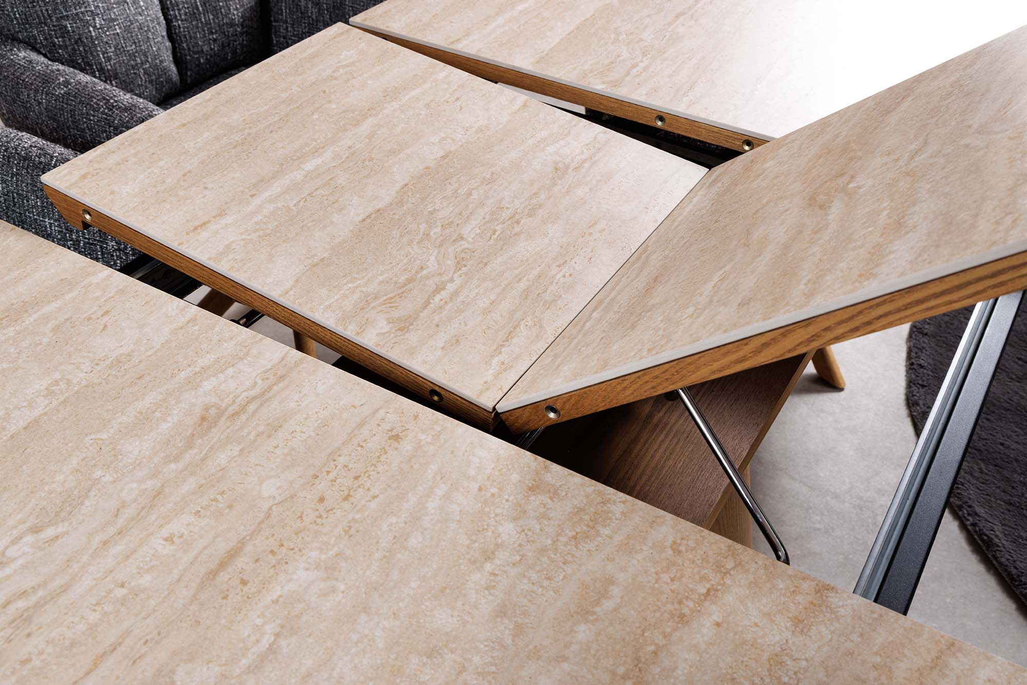 Table à manger extensible UNIQUE 160-200cm bois de chêne naturel travertin base colonne en céramique
