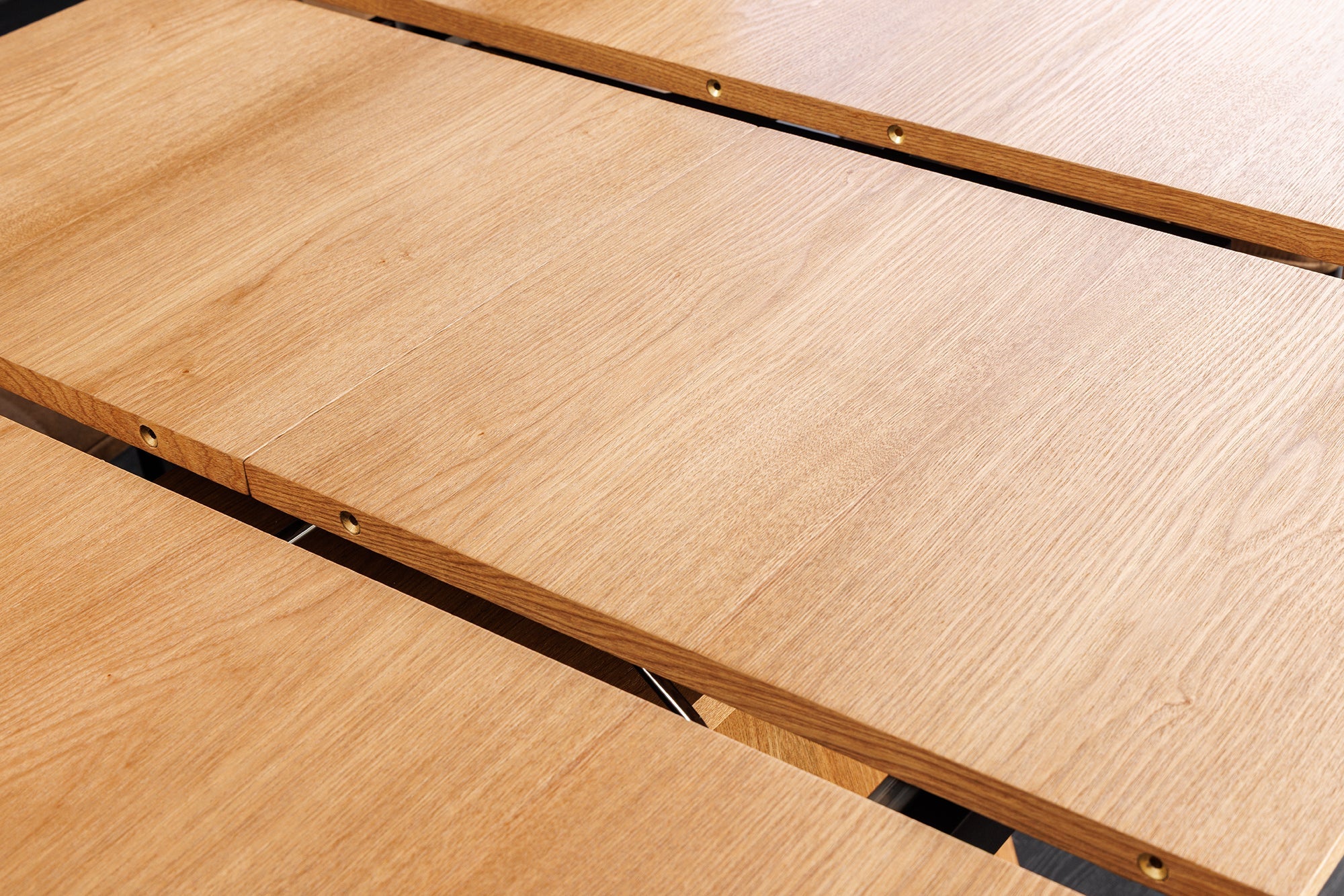 Table à manger extensible UNIQUE 160-200cm en bois de chêne naturel avec piètement colonne